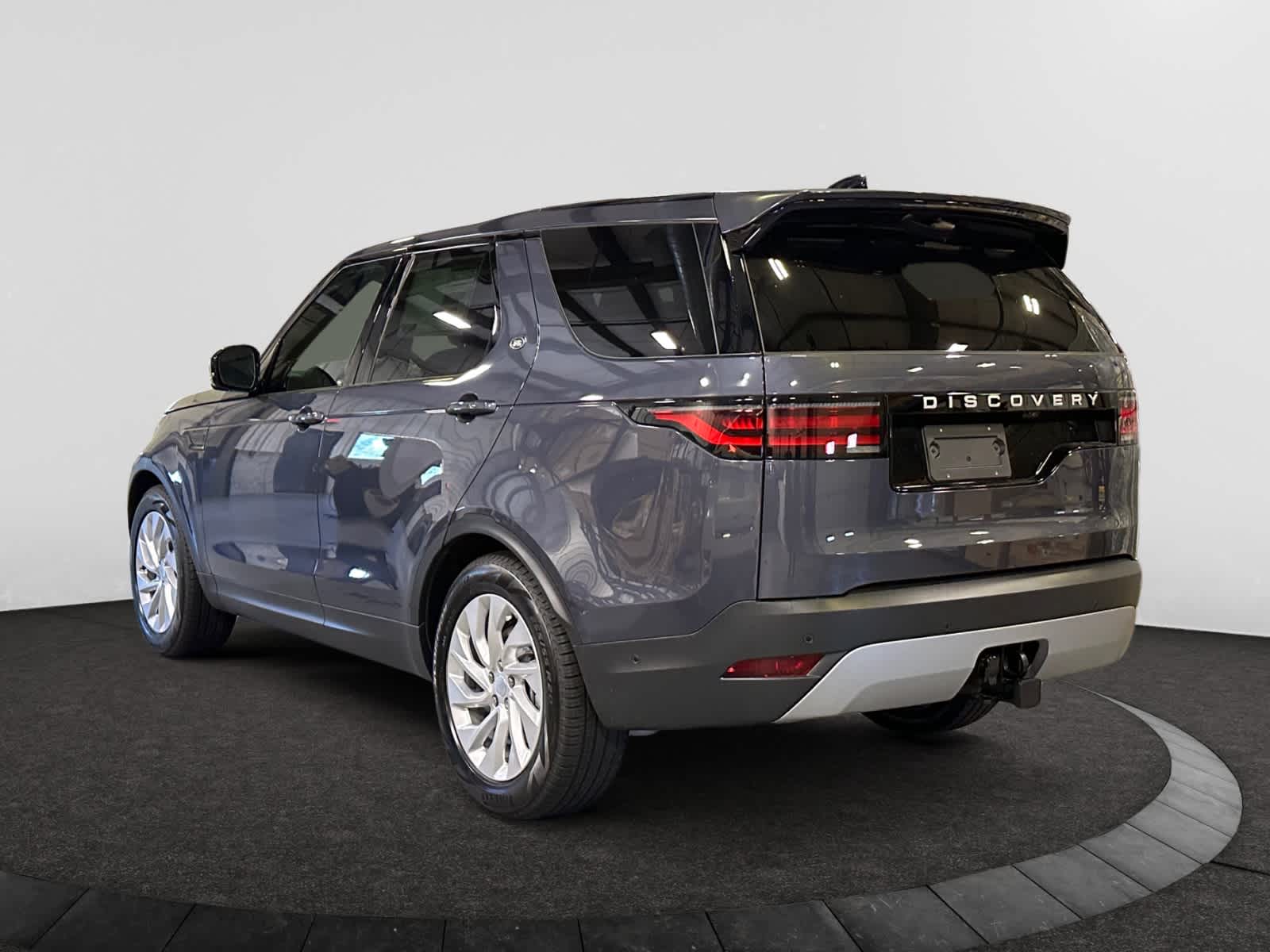new 2025 Land Rover Discovery car, priced at $68,478