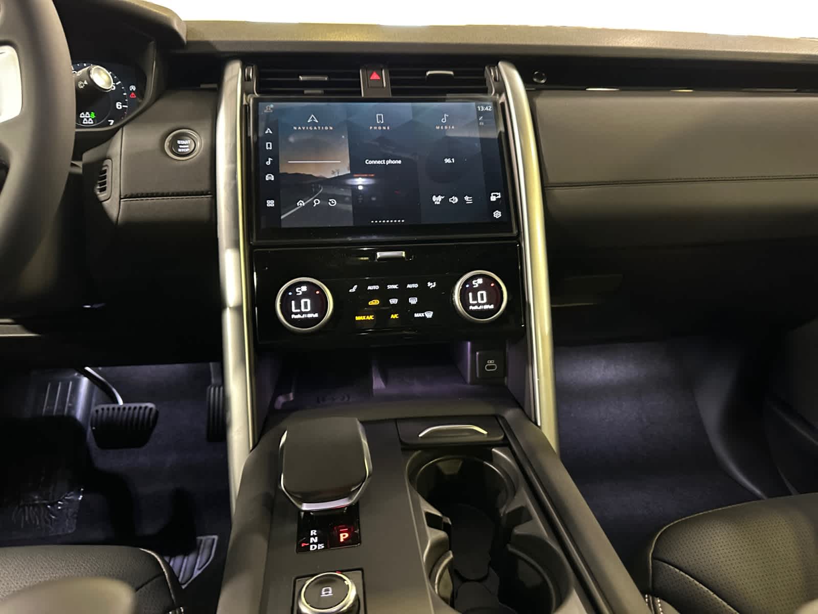 new 2025 Land Rover Discovery car, priced at $68,478