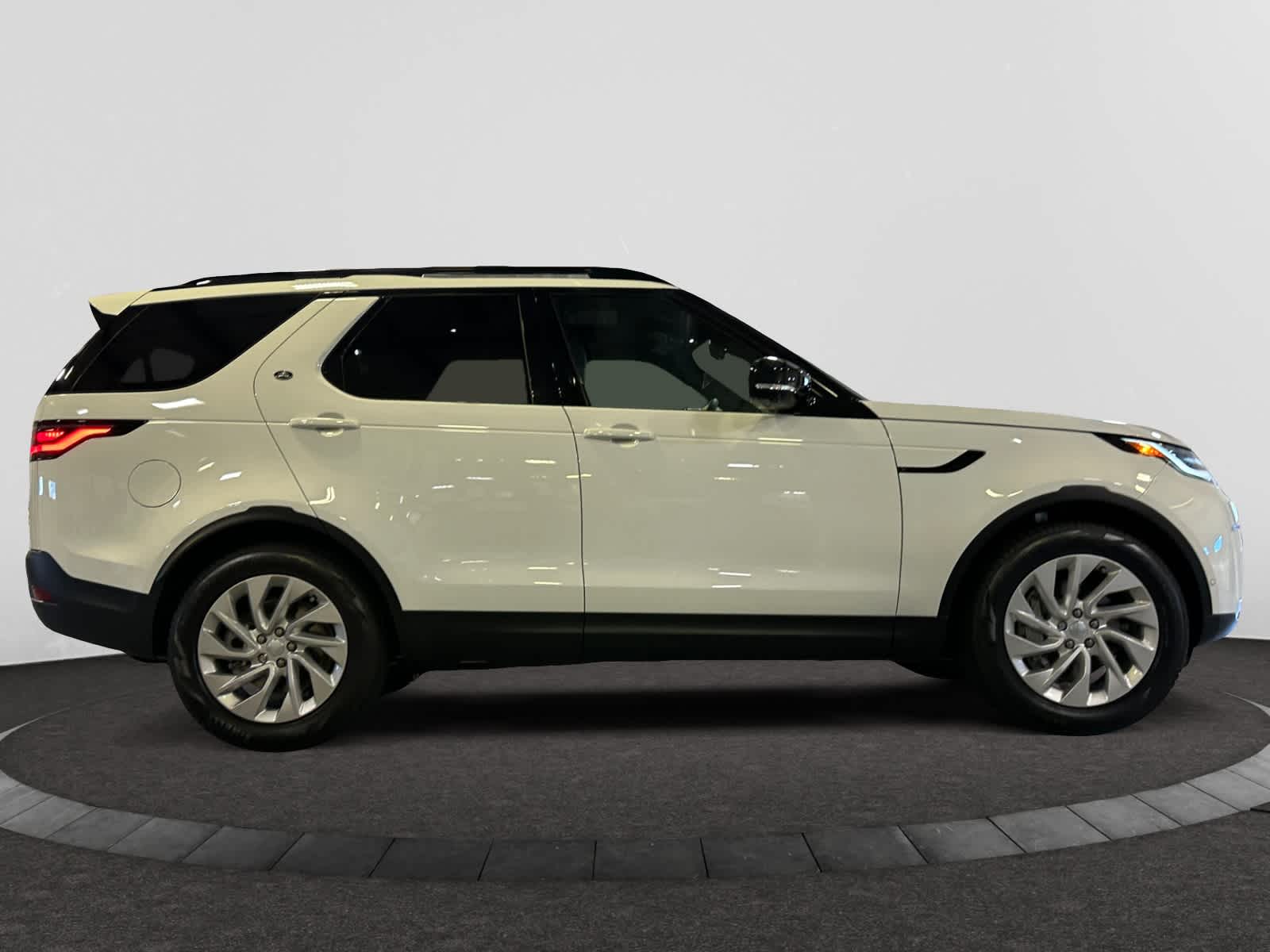 new 2025 Land Rover Discovery car, priced at $65,553