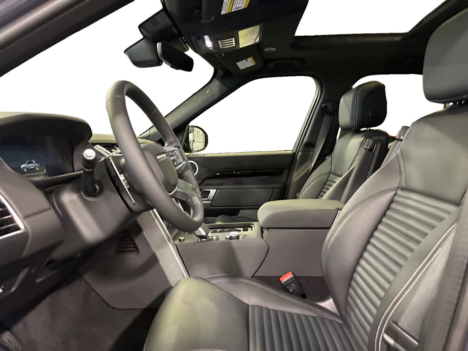 new 2025 Land Rover Discovery car, priced at $68,478