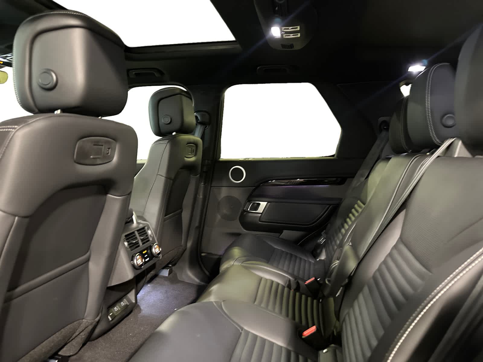 new 2025 Land Rover Discovery car, priced at $65,553