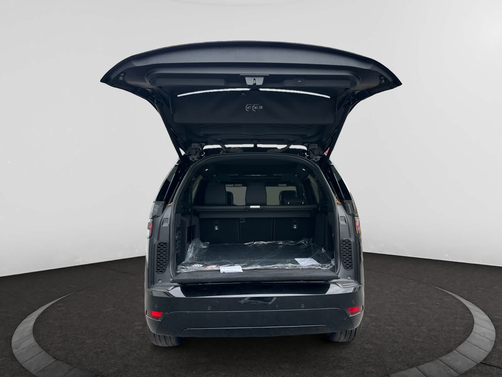 new 2026 Land Rover Discovery car, priced at $74,436