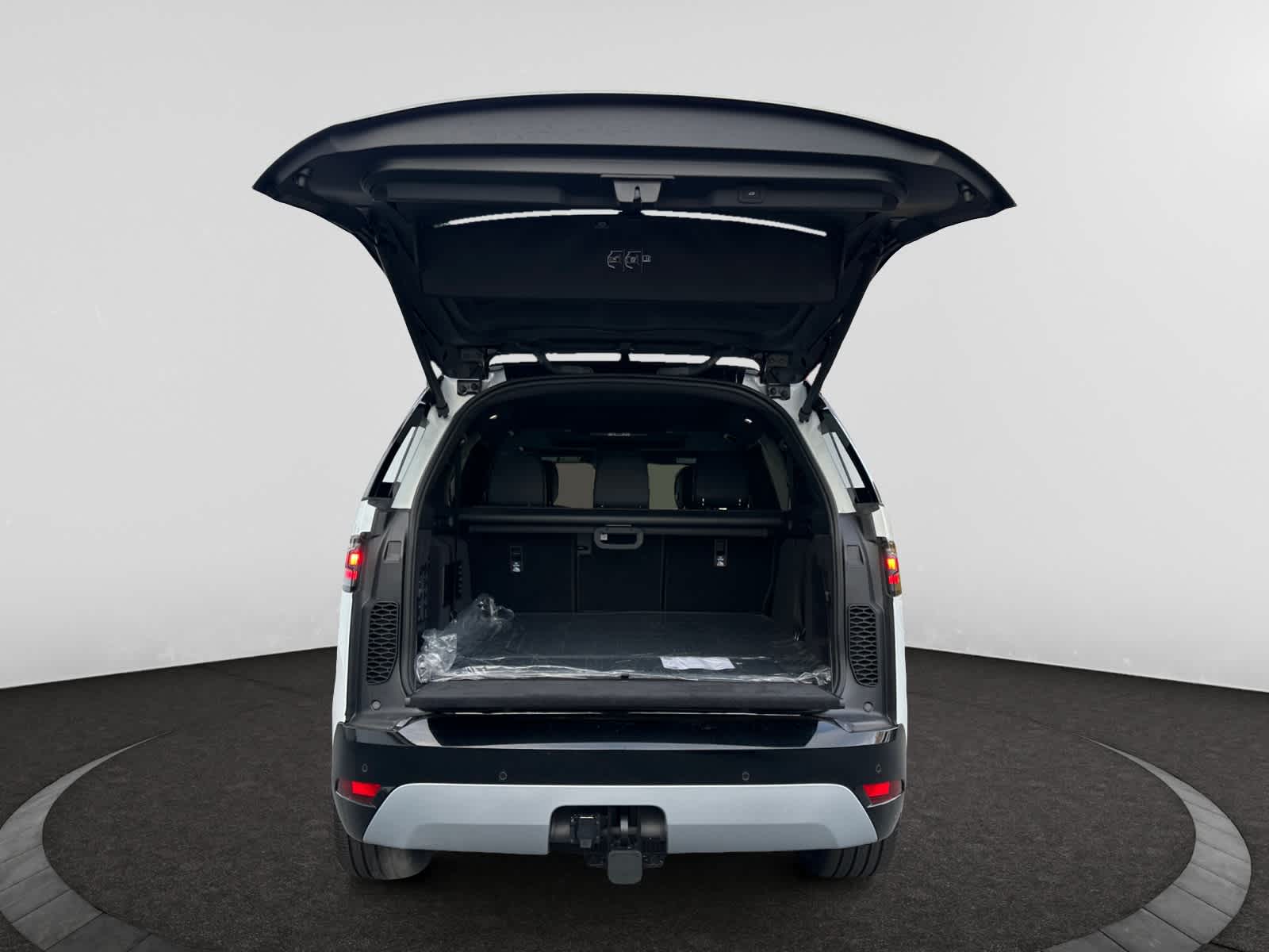 new 2026 Land Rover Discovery car, priced at $81,166