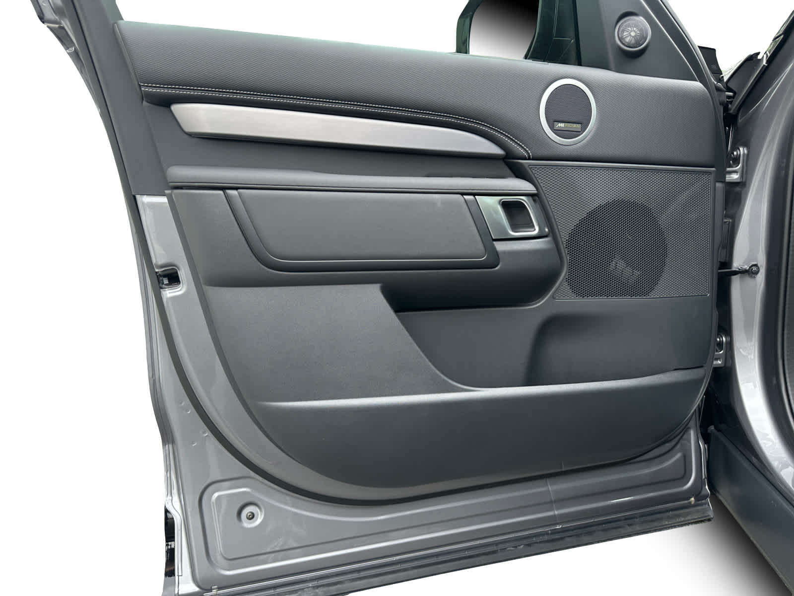 new 2025 Land Rover Discovery car, priced at $78,068