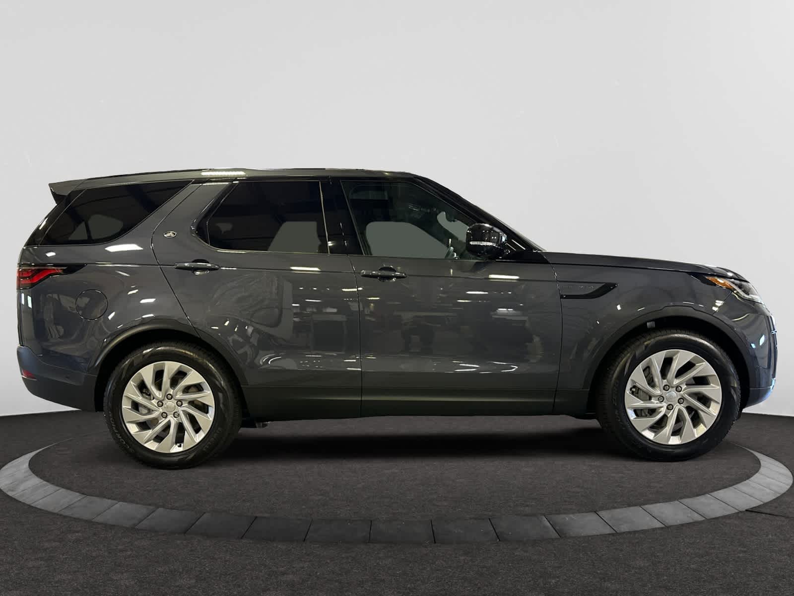 new 2025 Land Rover Discovery car, priced at $68,478