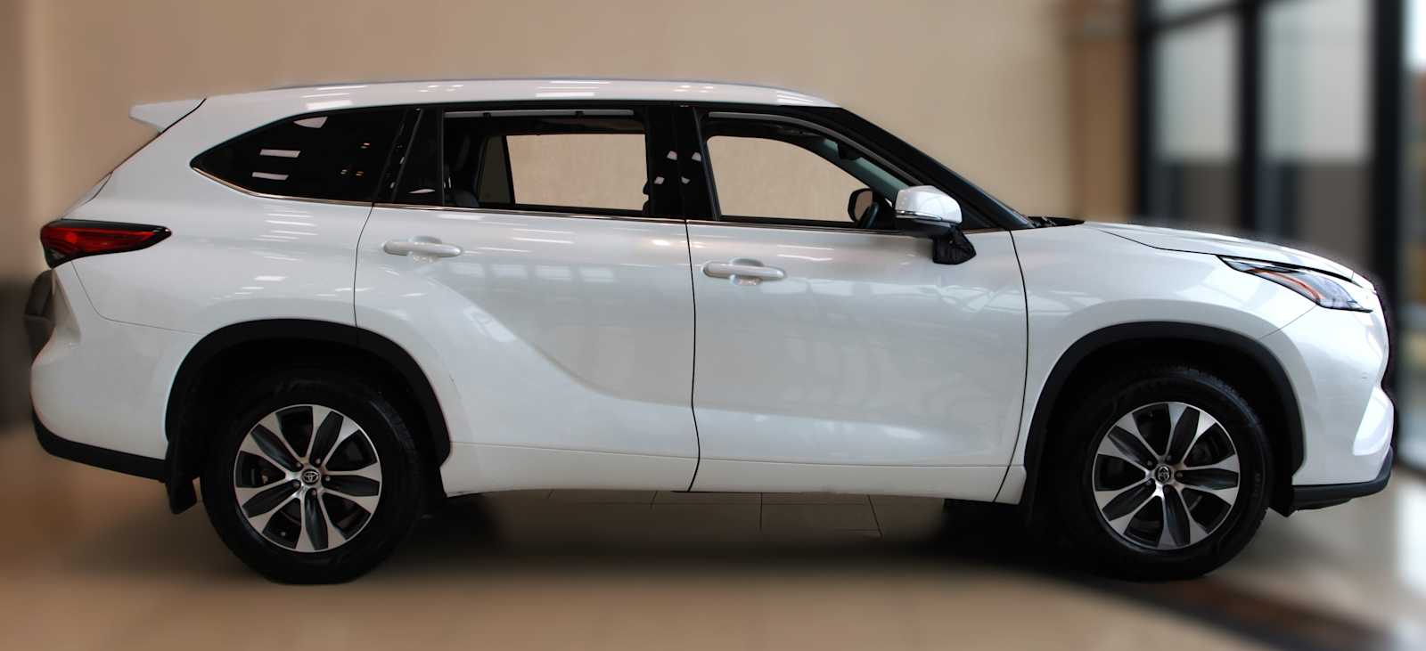 used 2022 Toyota Highlander car, priced at $32,897