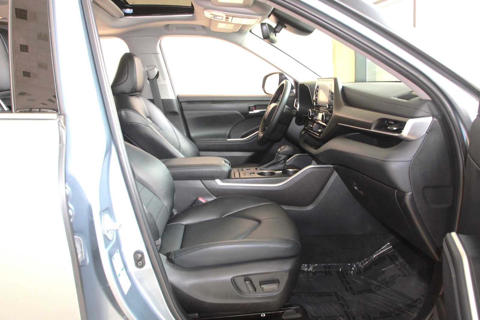 used 2022 Toyota Highlander car, priced at $36,998