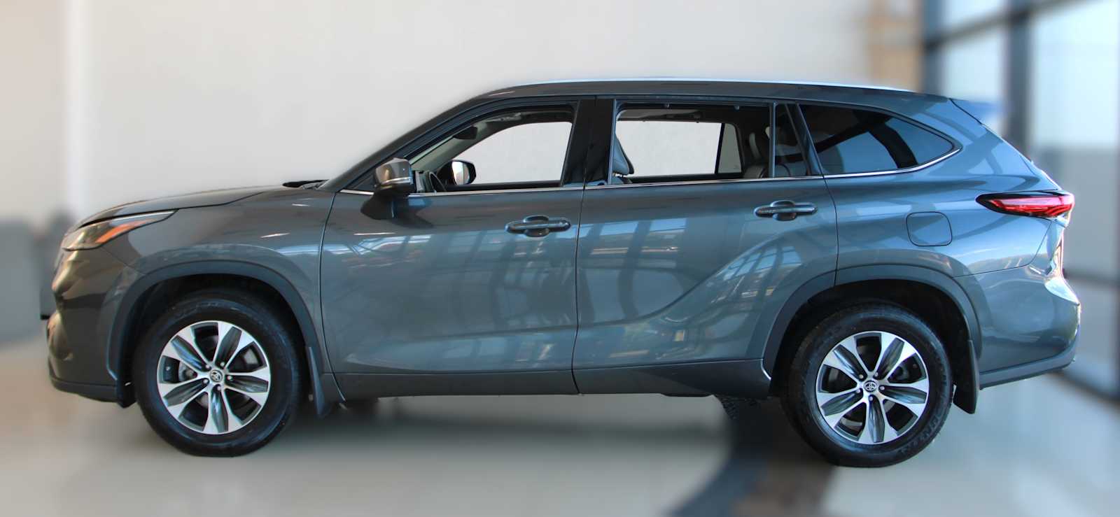 used 2022 Toyota Highlander car, priced at $35,797