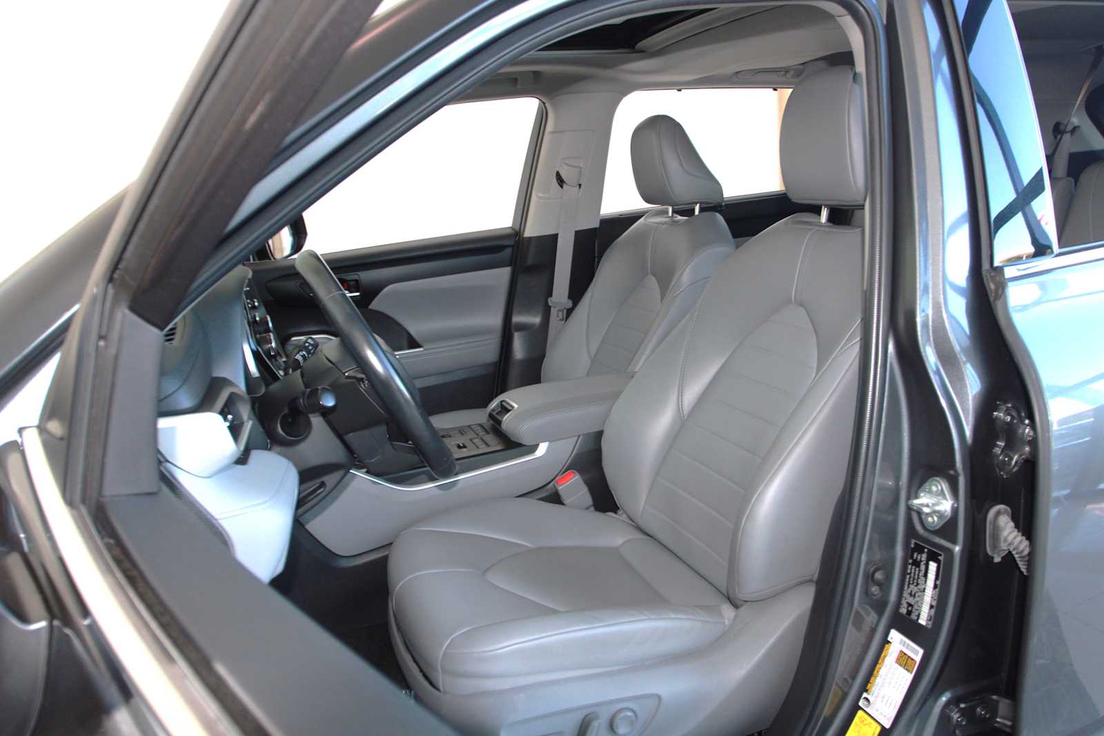 used 2022 Toyota Highlander car, priced at $35,797
