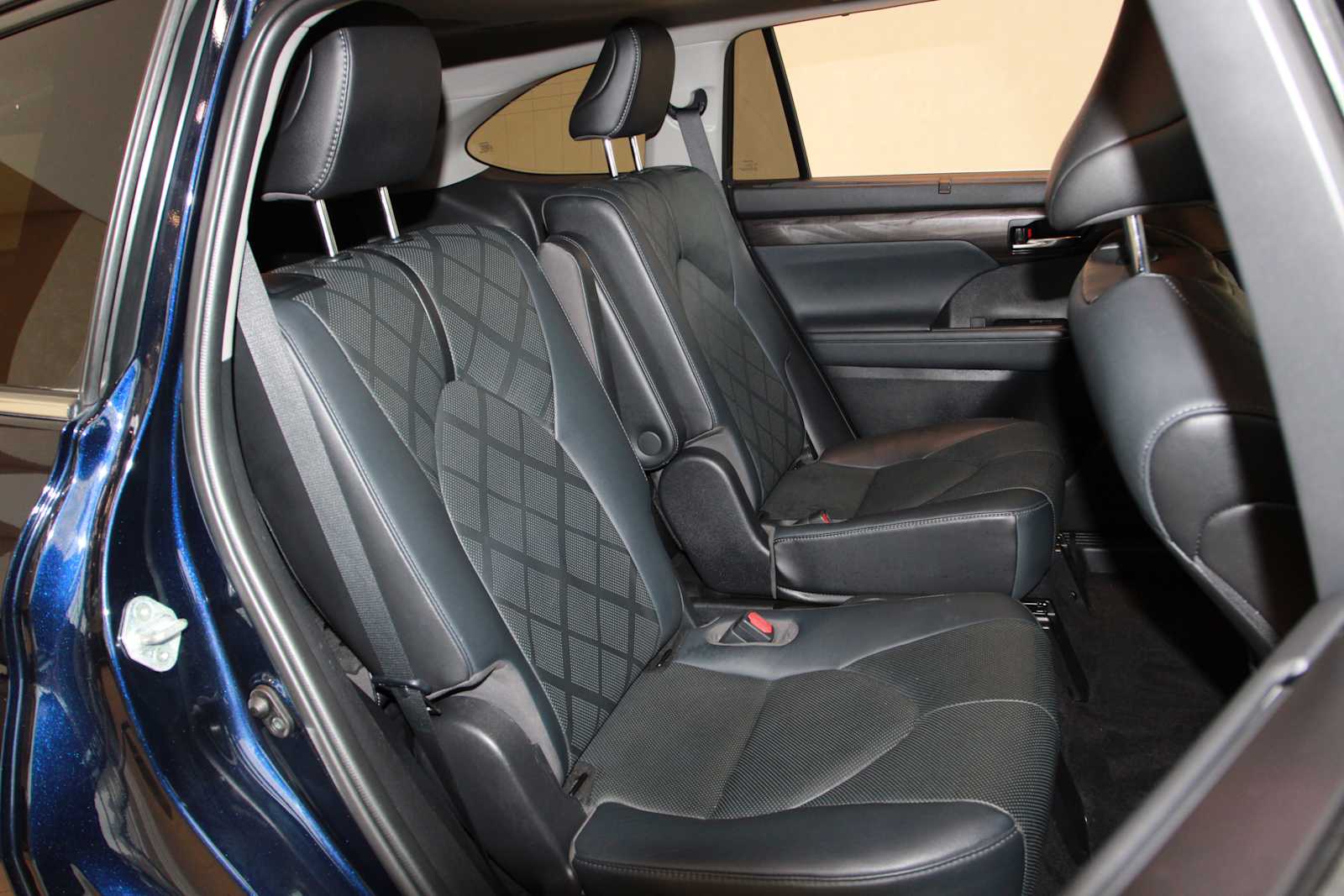 used 2021 Toyota Highlander car, priced at $38,497