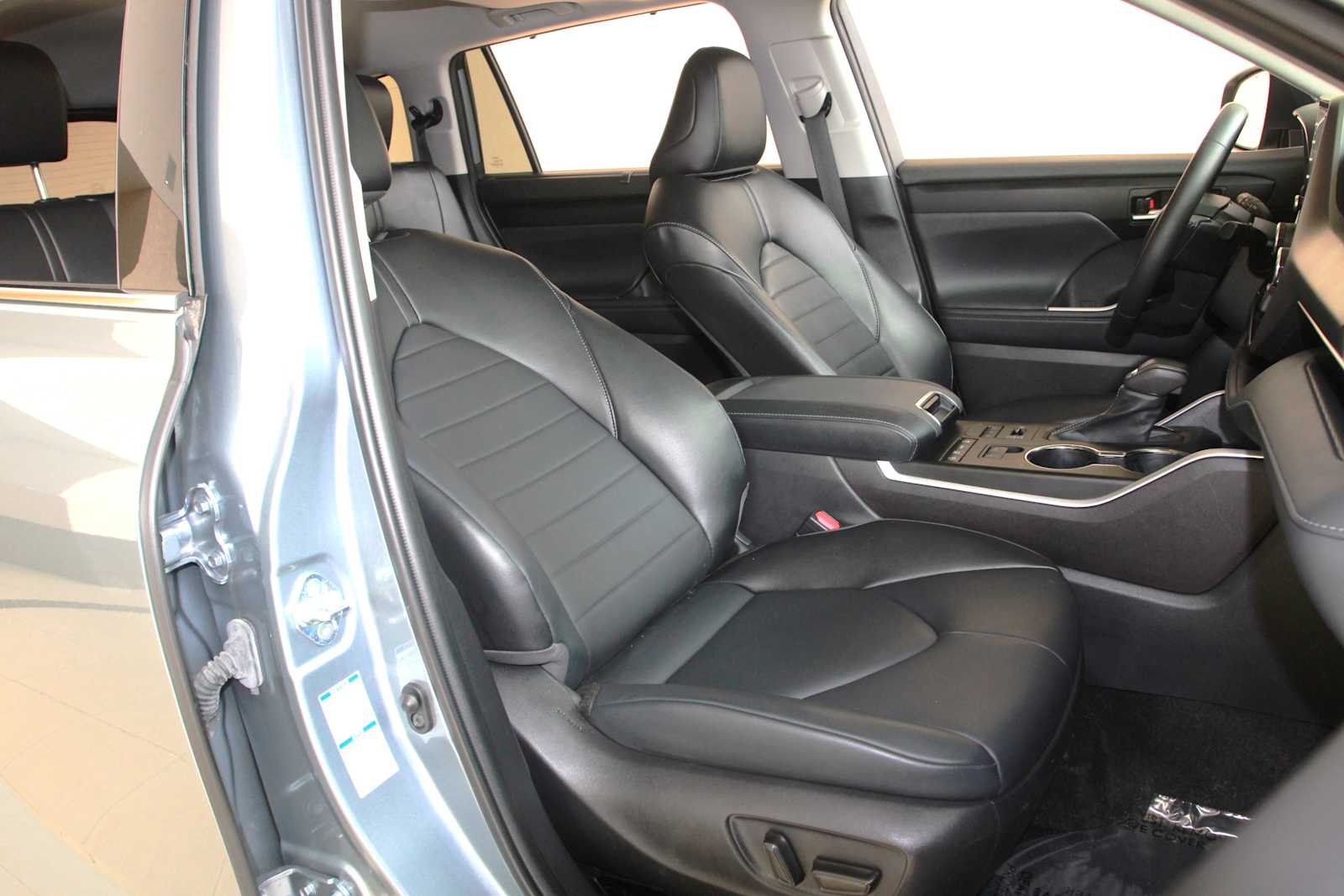 used 2022 Toyota Highlander car, priced at $36,998