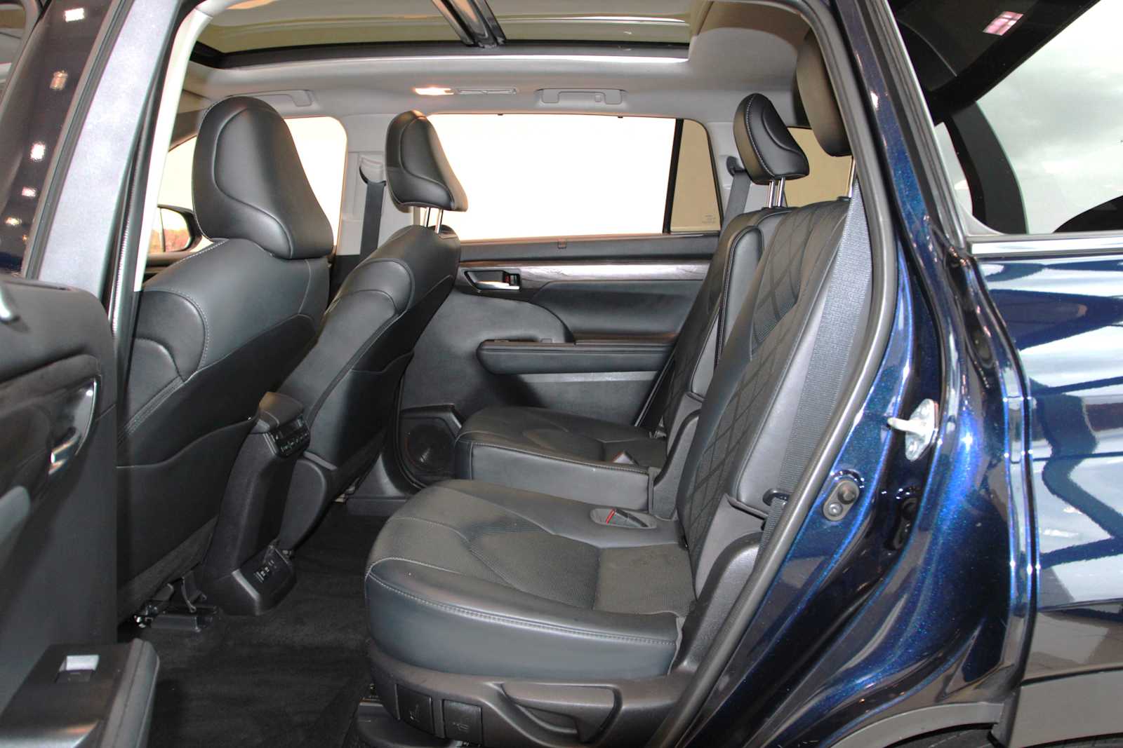 used 2021 Toyota Highlander car, priced at $38,497