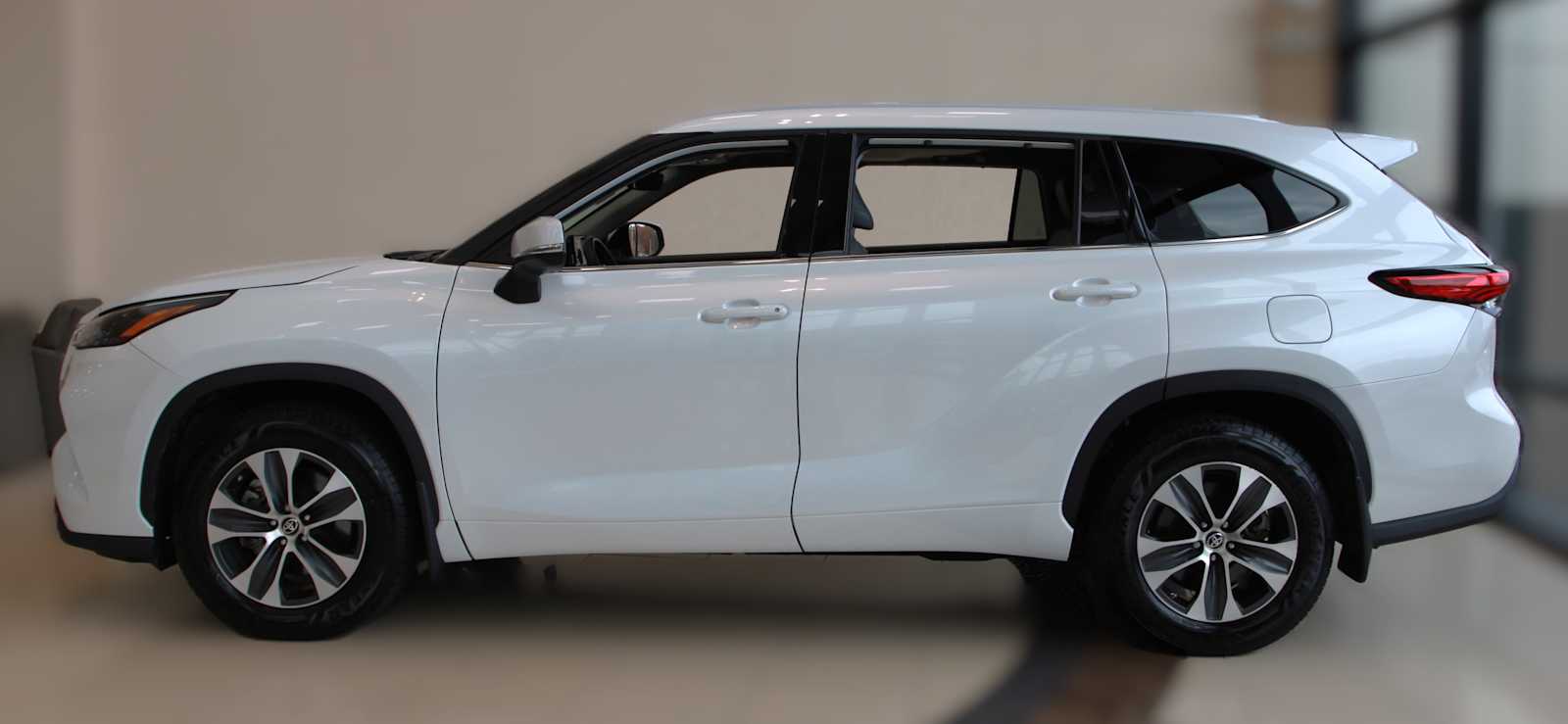 used 2022 Toyota Highlander car, priced at $32,897