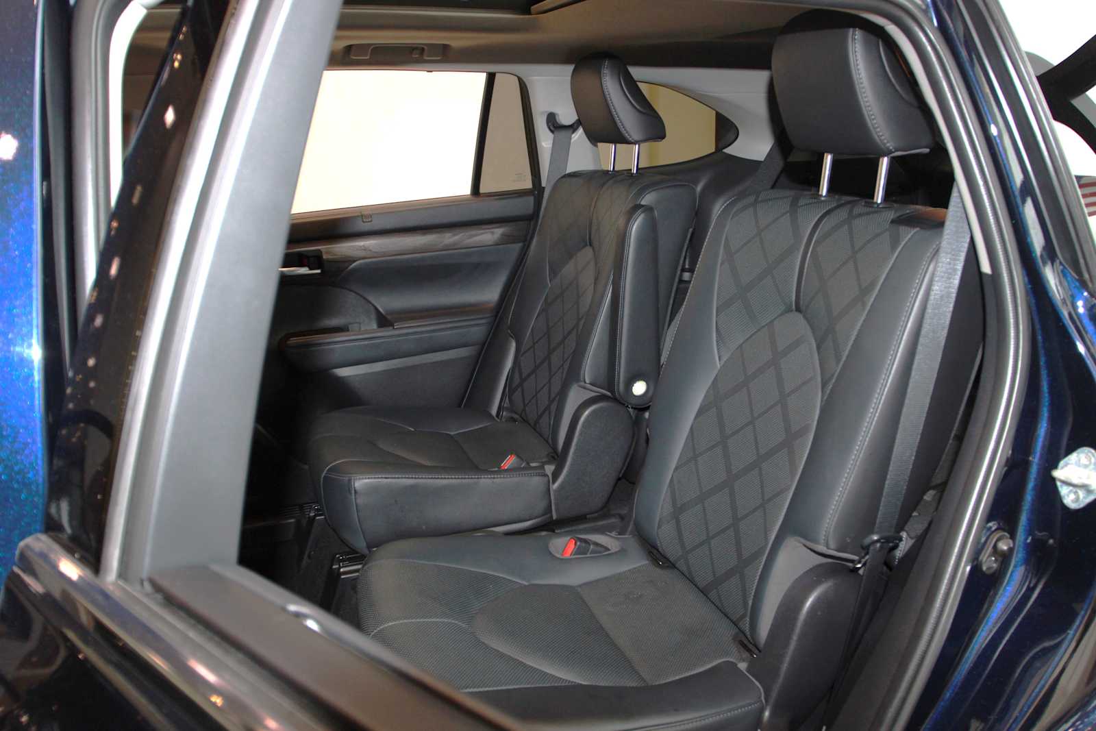 used 2021 Toyota Highlander car, priced at $38,497