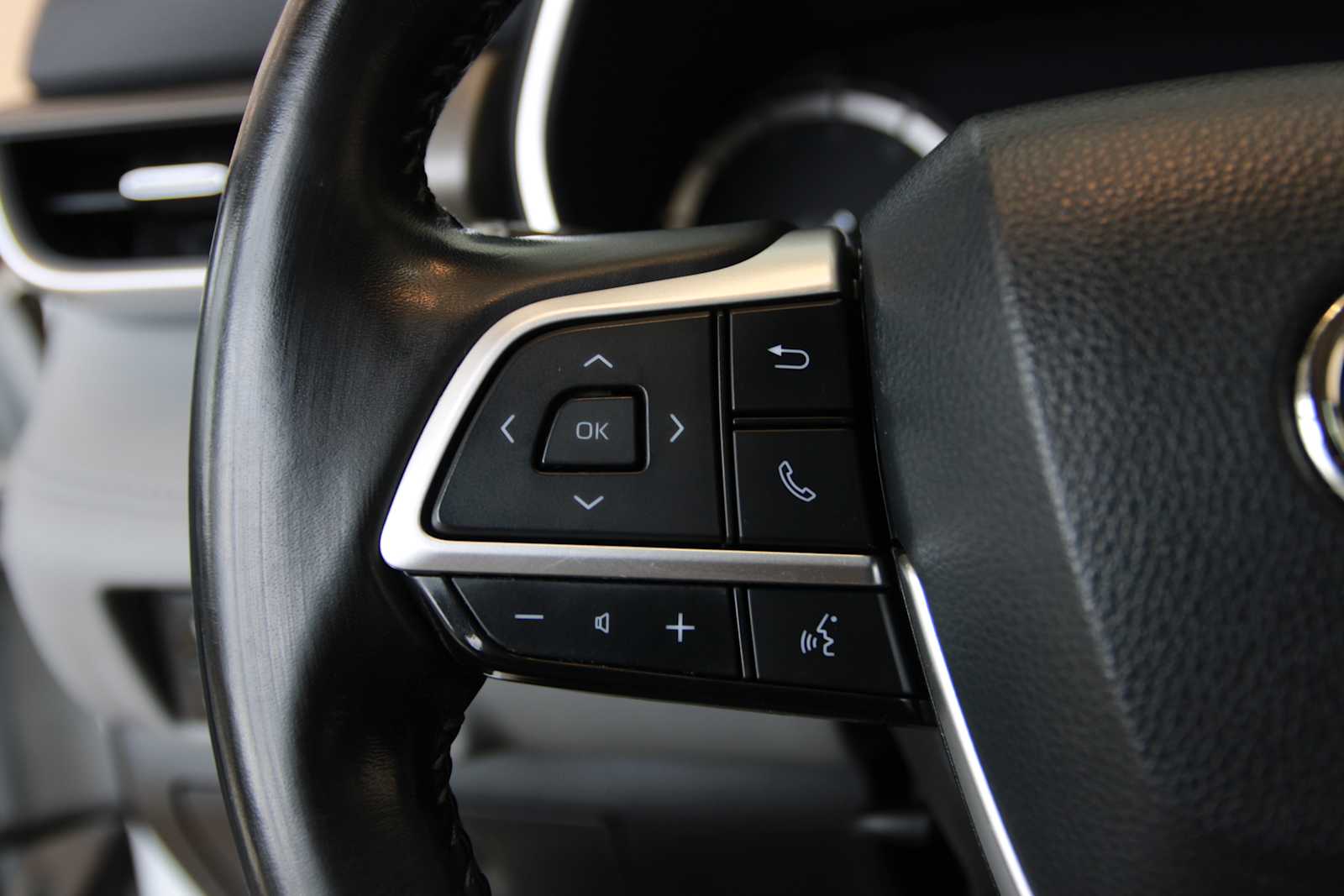 used 2022 Toyota Highlander car, priced at $32,897