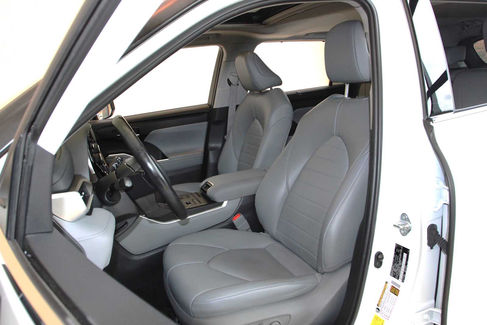 used 2022 Toyota Highlander car, priced at $32,897