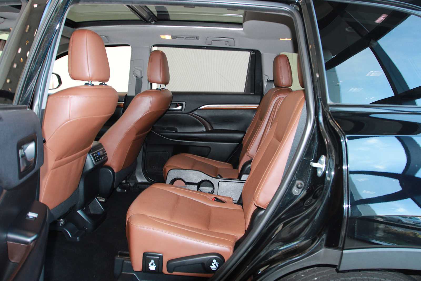 used 2019 Toyota Highlander car, priced at $29,497