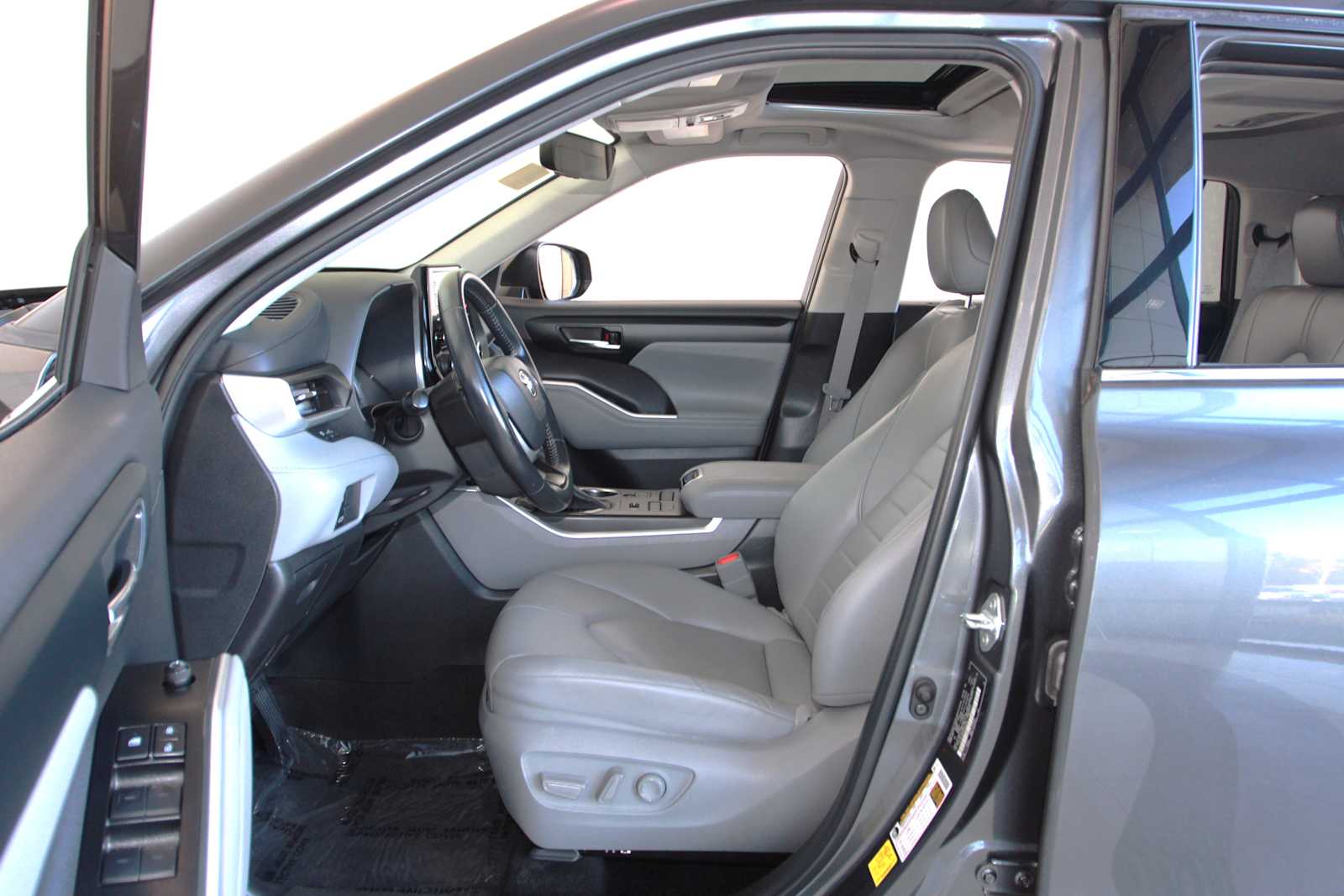 used 2022 Toyota Highlander car, priced at $35,797