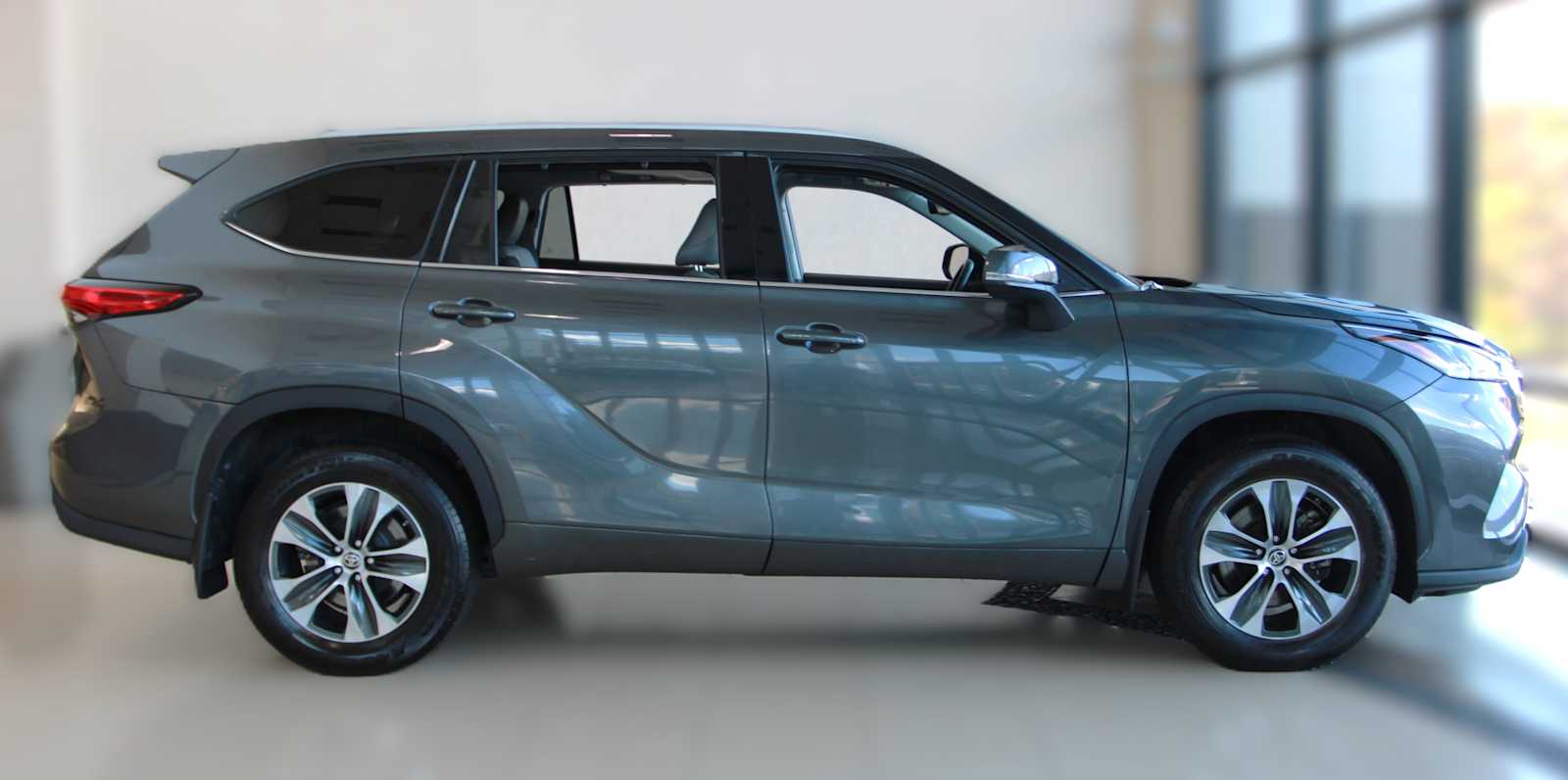 used 2022 Toyota Highlander car, priced at $35,797