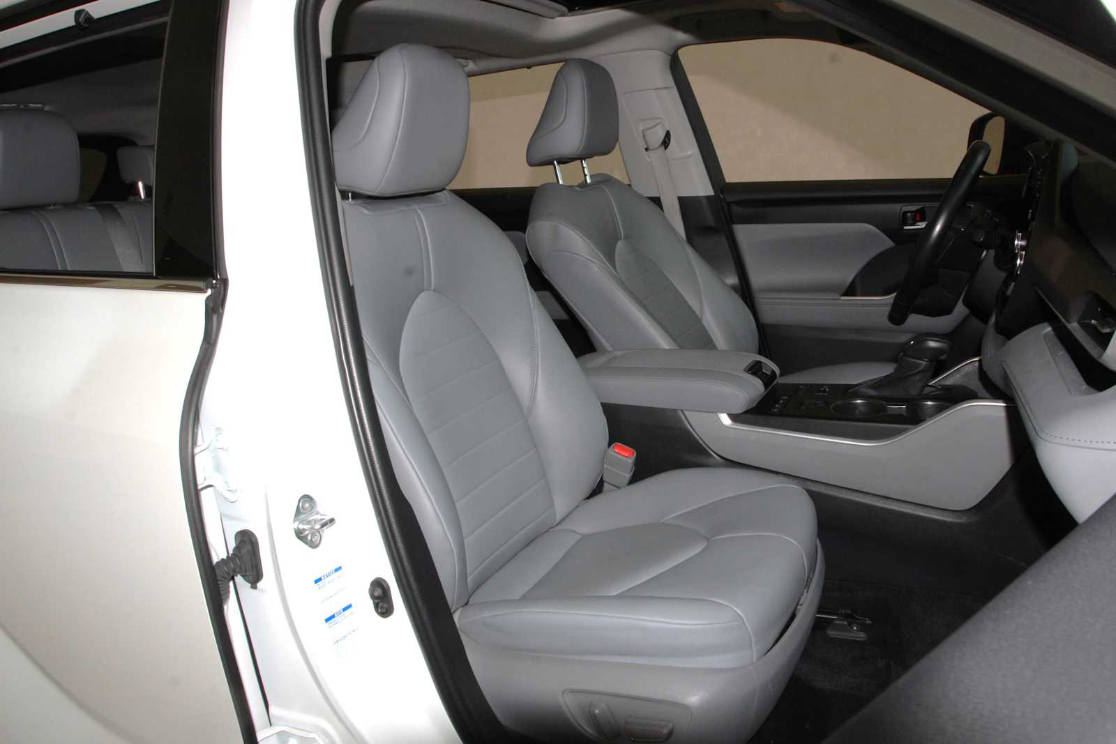 used 2022 Toyota Highlander car, priced at $32,897