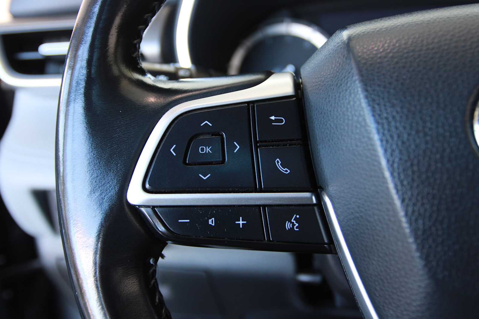 used 2022 Toyota Highlander car, priced at $35,797