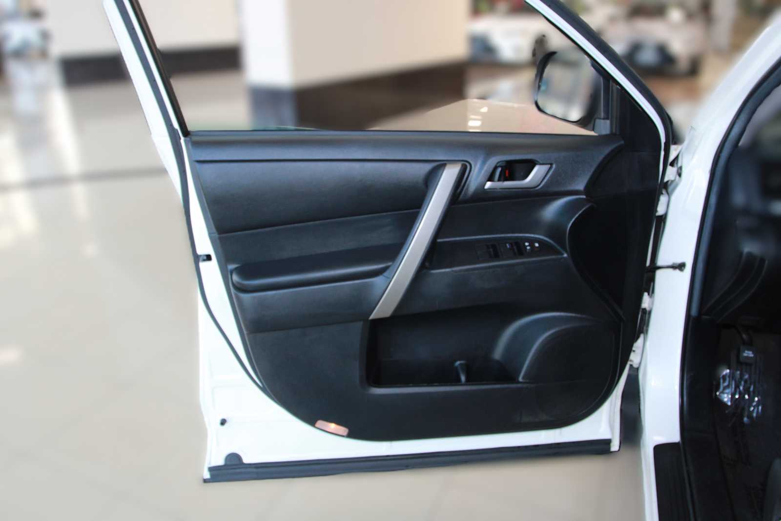 used 2013 Toyota Highlander car, priced at $14,497