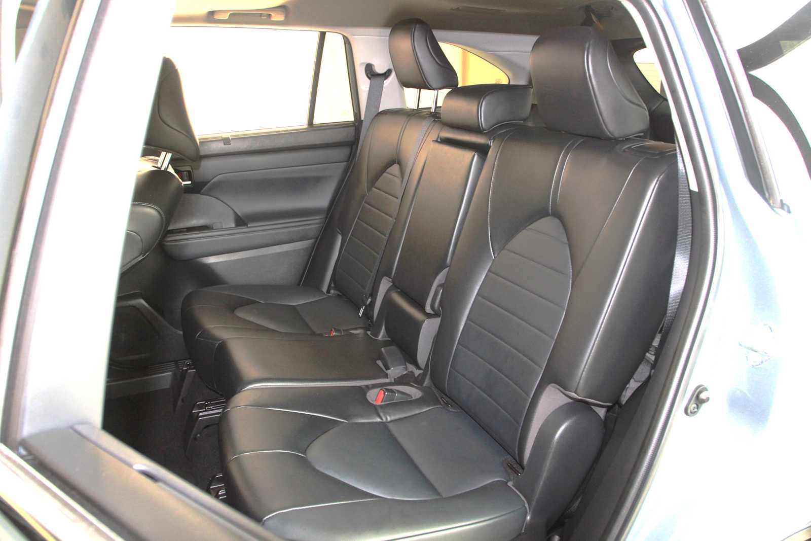 used 2022 Toyota Highlander car, priced at $36,998