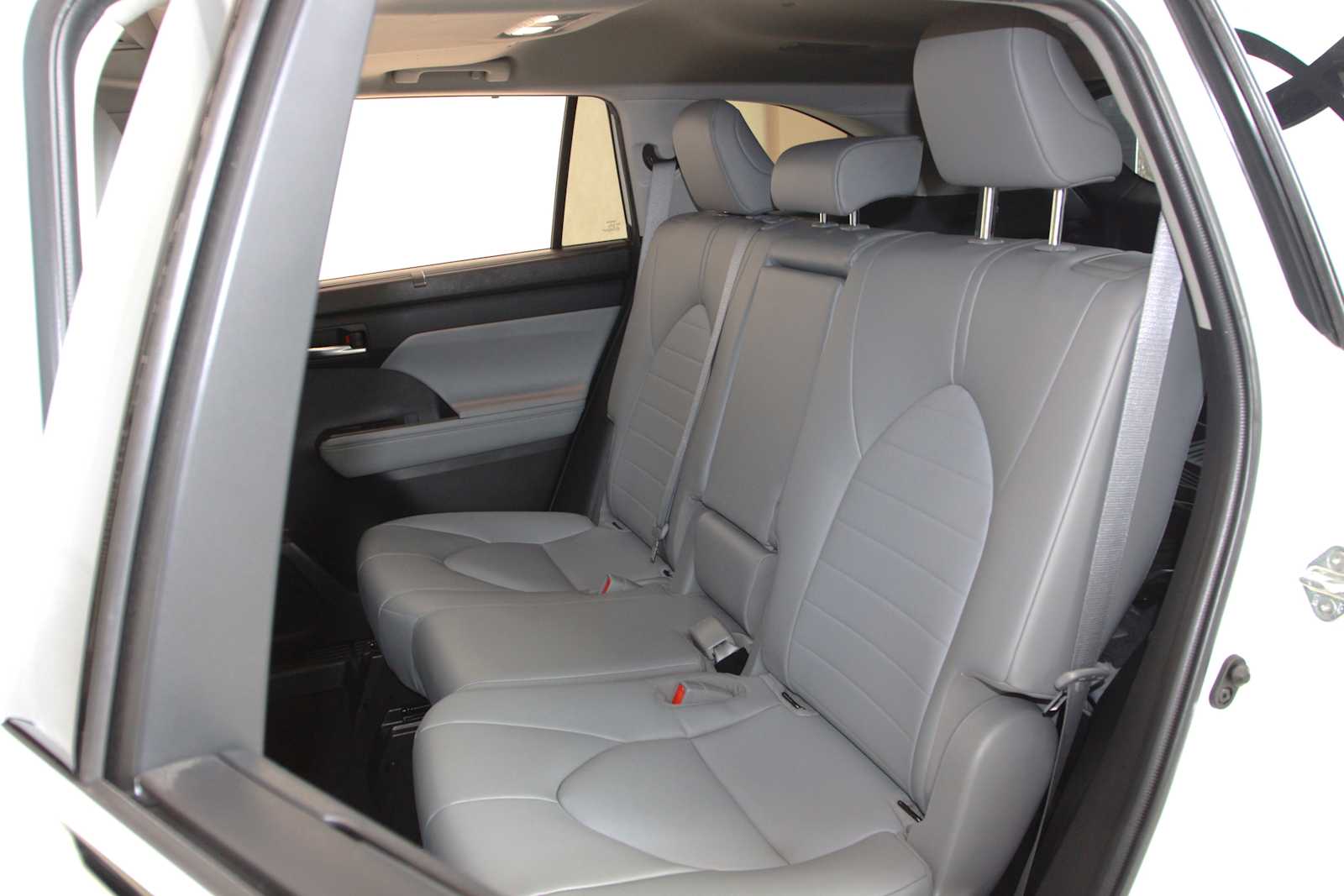 used 2022 Toyota Highlander car, priced at $32,897