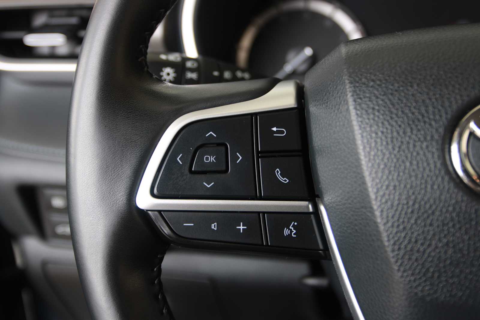 used 2022 Toyota Highlander car, priced at $36,998