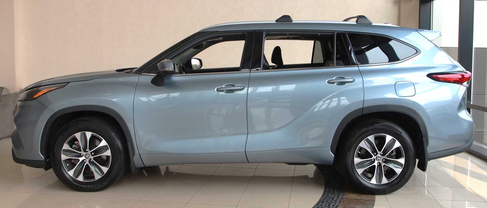 used 2022 Toyota Highlander car, priced at $36,998