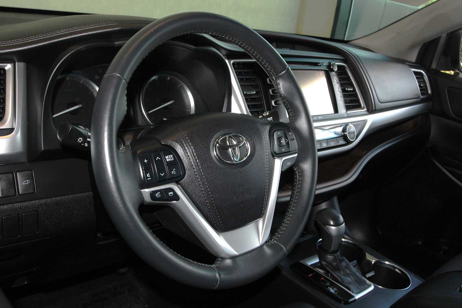 used 2016 Toyota Highlander car, priced at $21,998