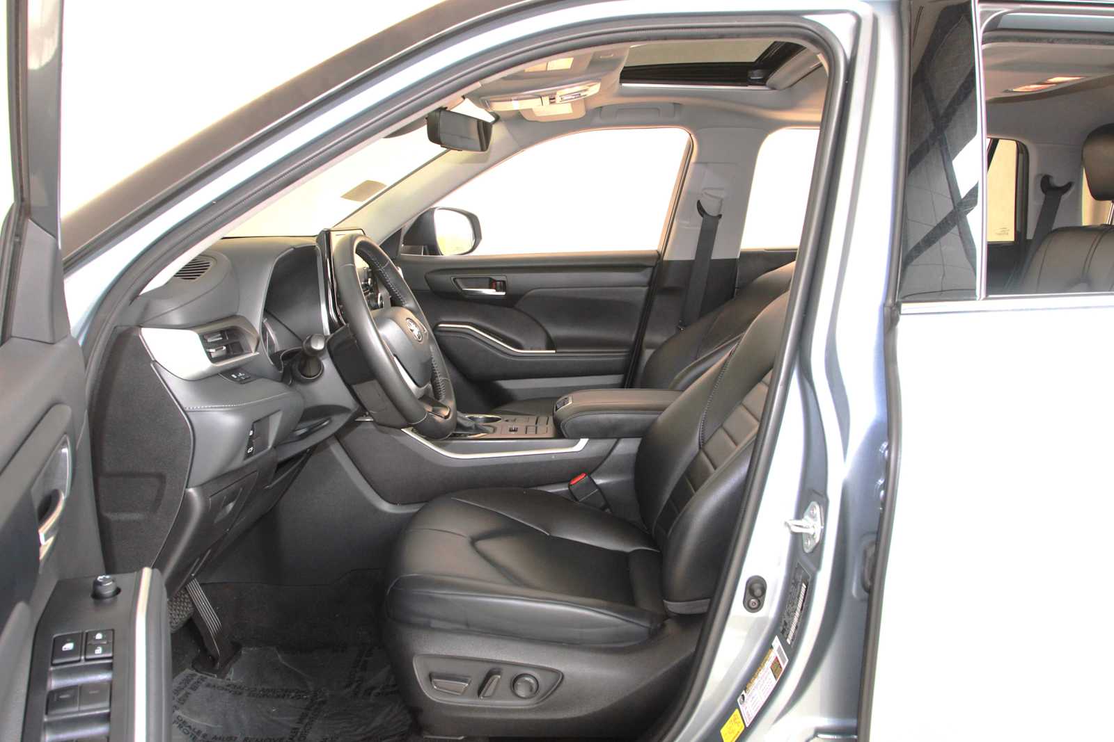 used 2022 Toyota Highlander car, priced at $36,998