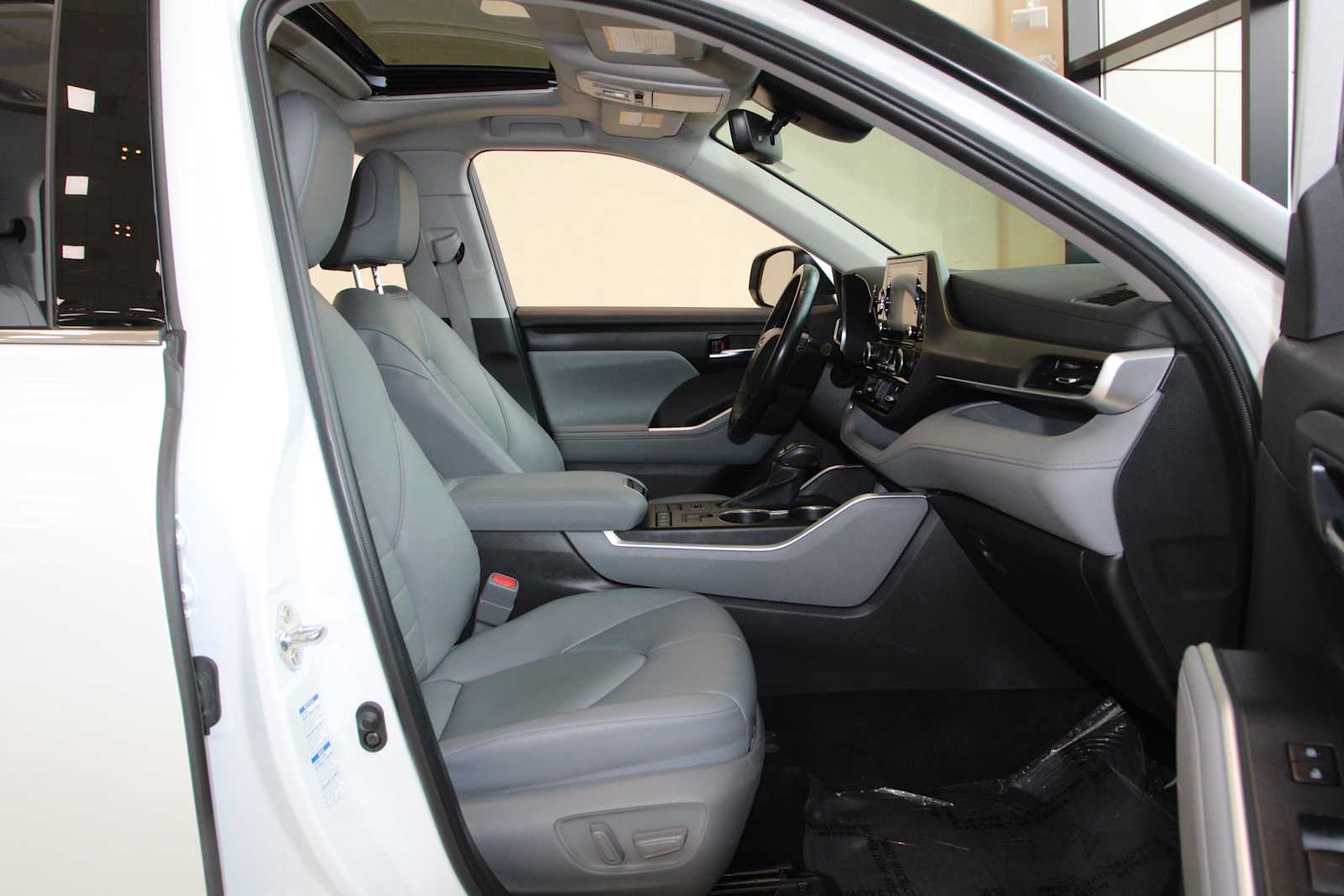 used 2022 Toyota Highlander car, priced at $32,897