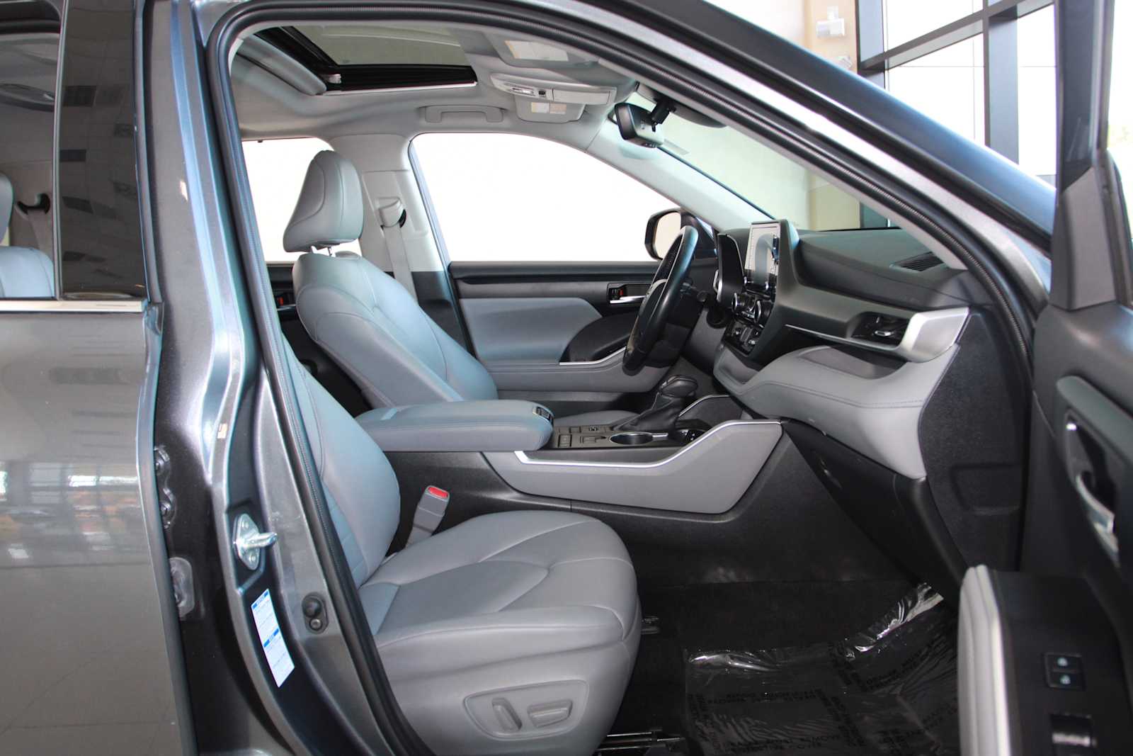 used 2022 Toyota Highlander car, priced at $35,797