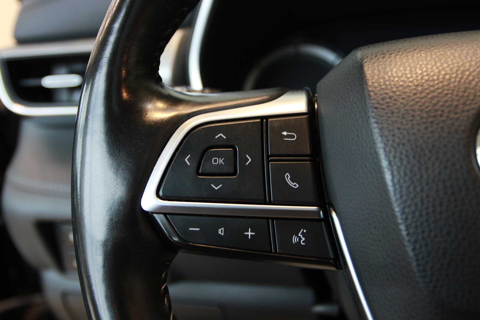 used 2021 Toyota Highlander car, priced at $38,497