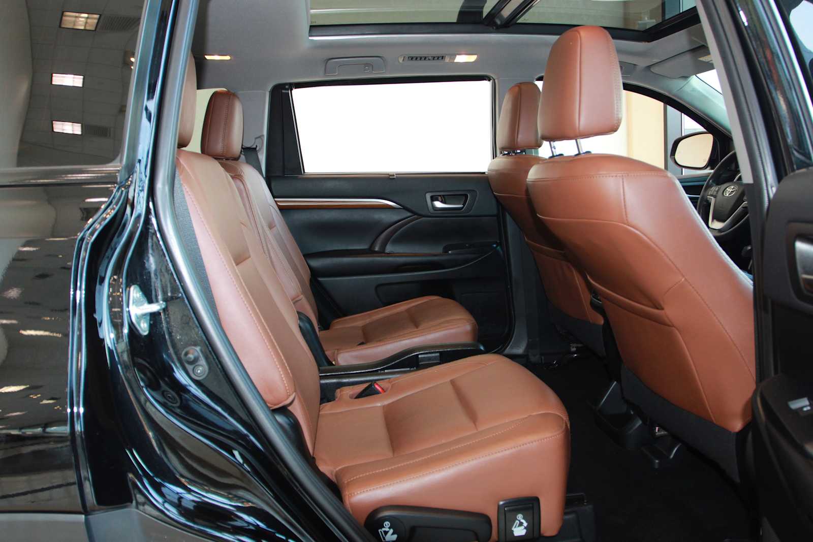 used 2019 Toyota Highlander car, priced at $29,497