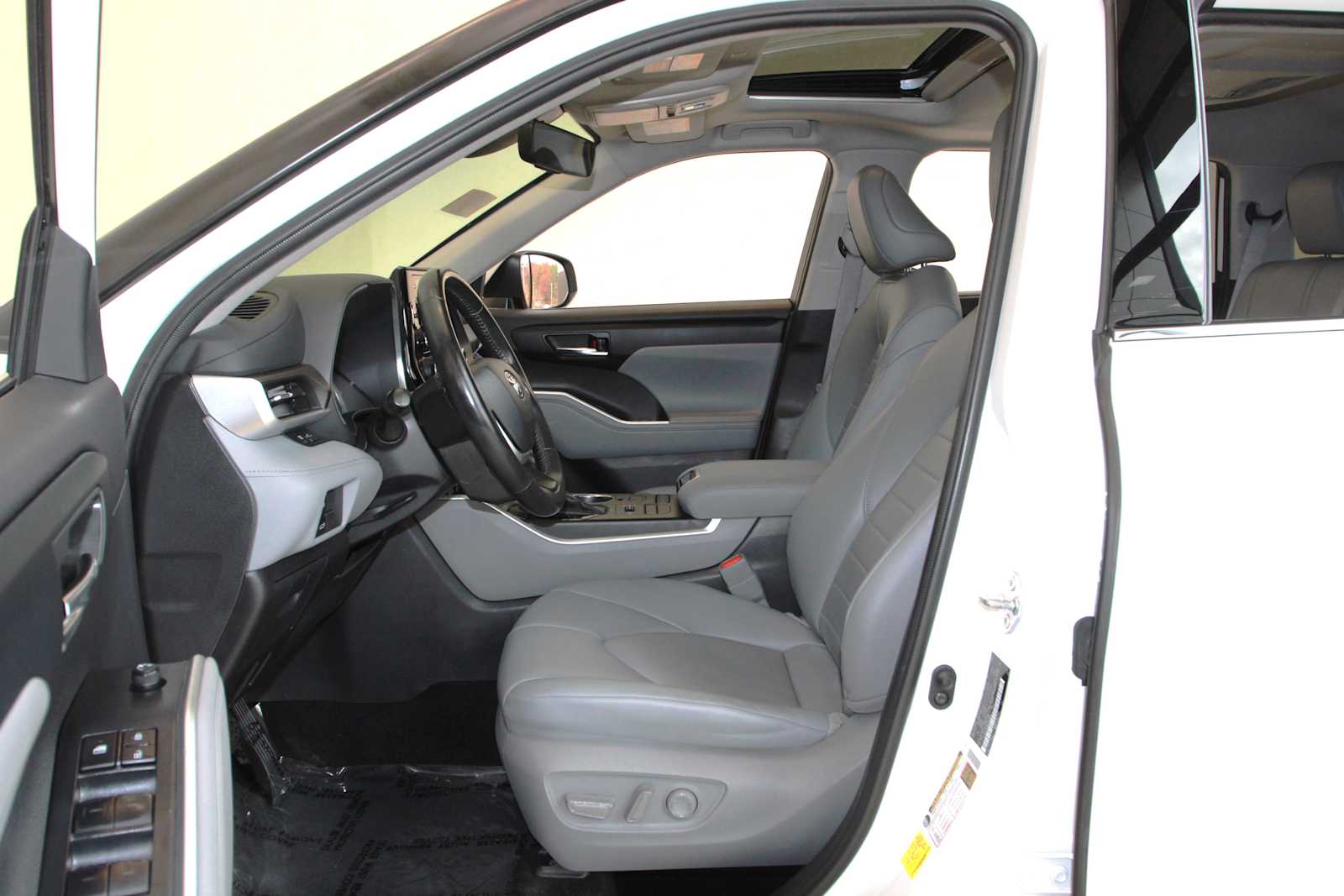 used 2022 Toyota Highlander car, priced at $32,897