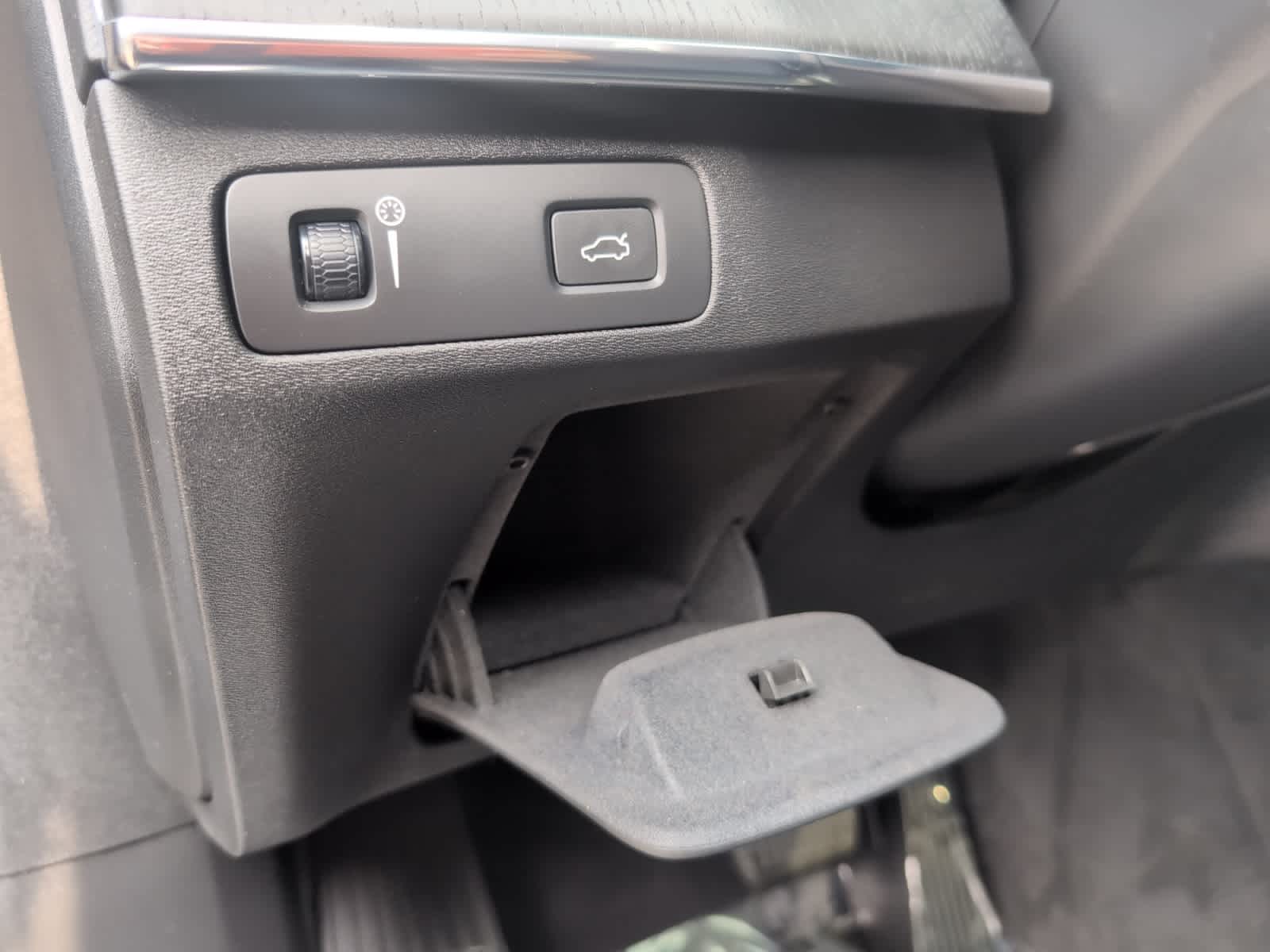 used 2020 Volvo XC90 car, priced at $31,988