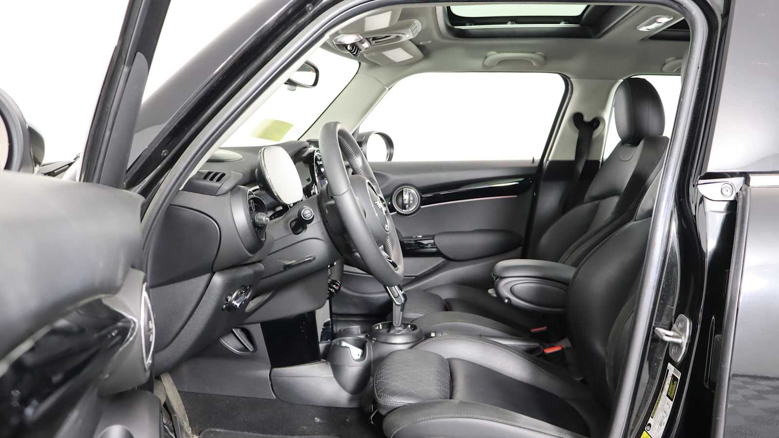 used 2023 MINI Hardtop 4 Door car, priced at $25,698