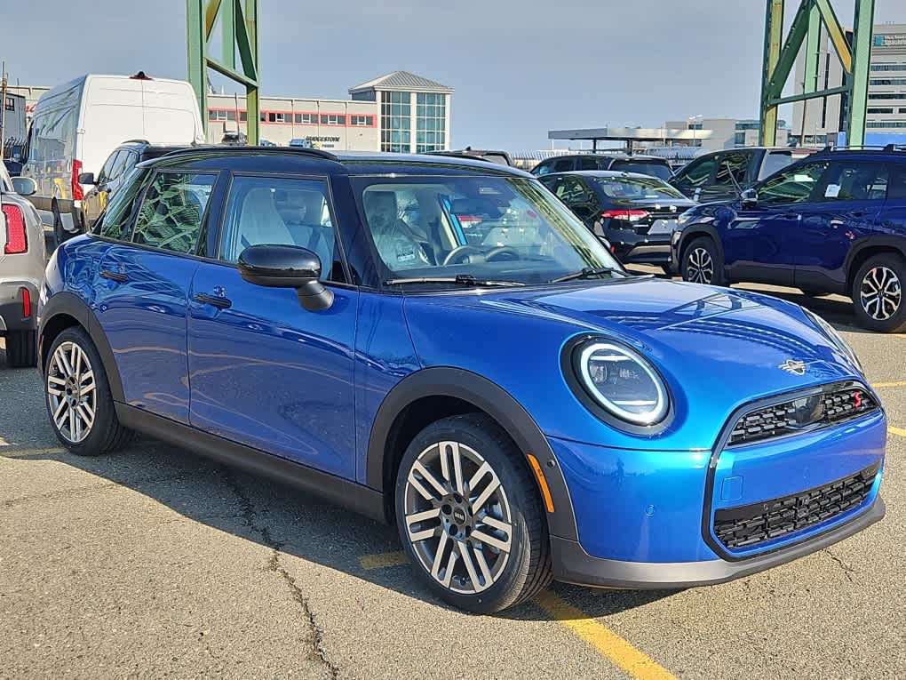 new 2025 MINI Hardtop 4 Door car, priced at $38,045