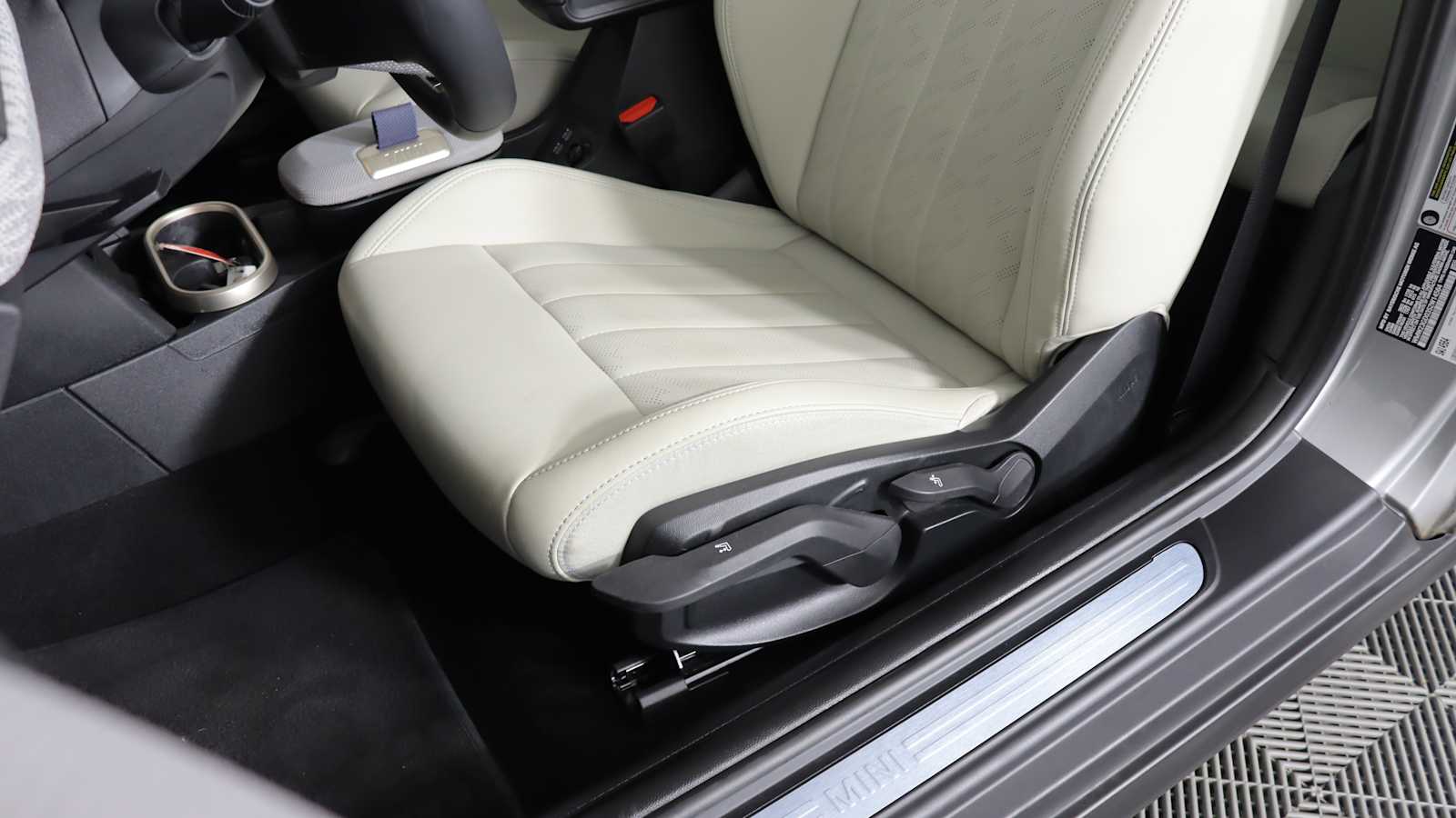 used 2025 MINI Hardtop 2 Door car, priced at $29,998