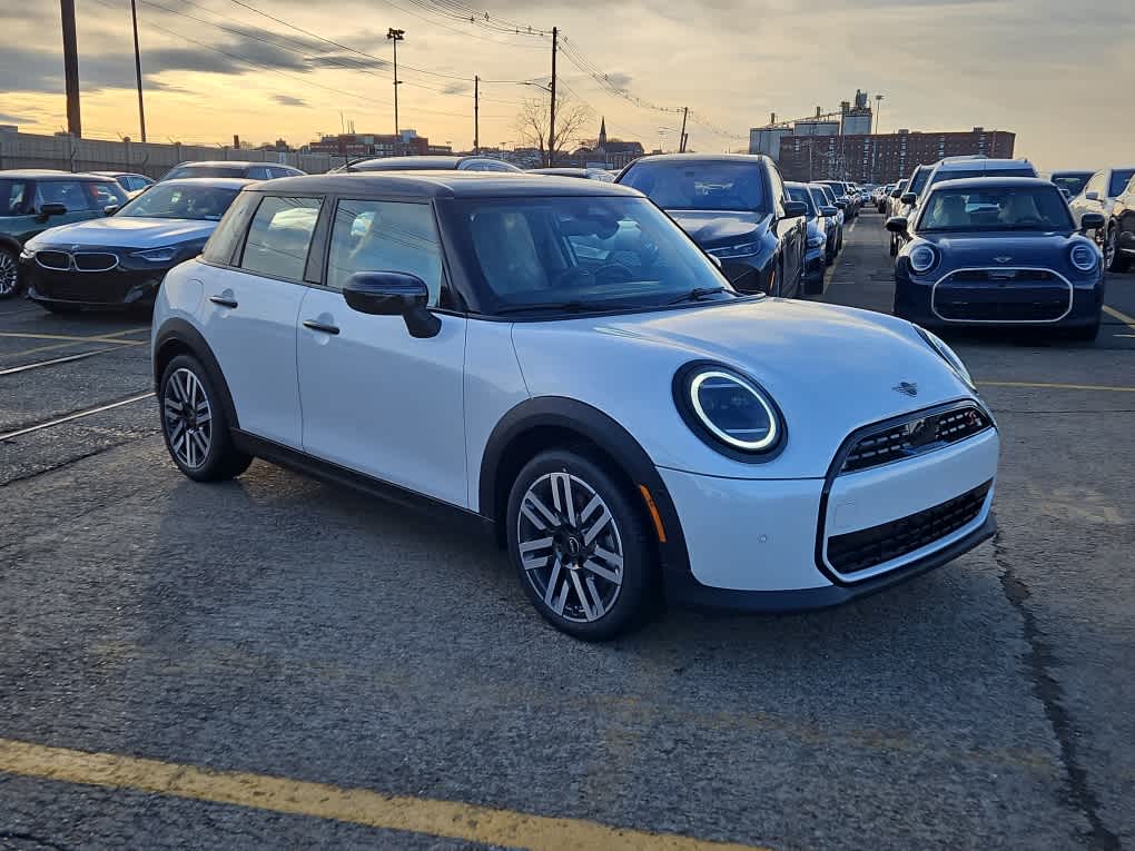new 2025 MINI Hardtop 4 Door car, priced at $38,375