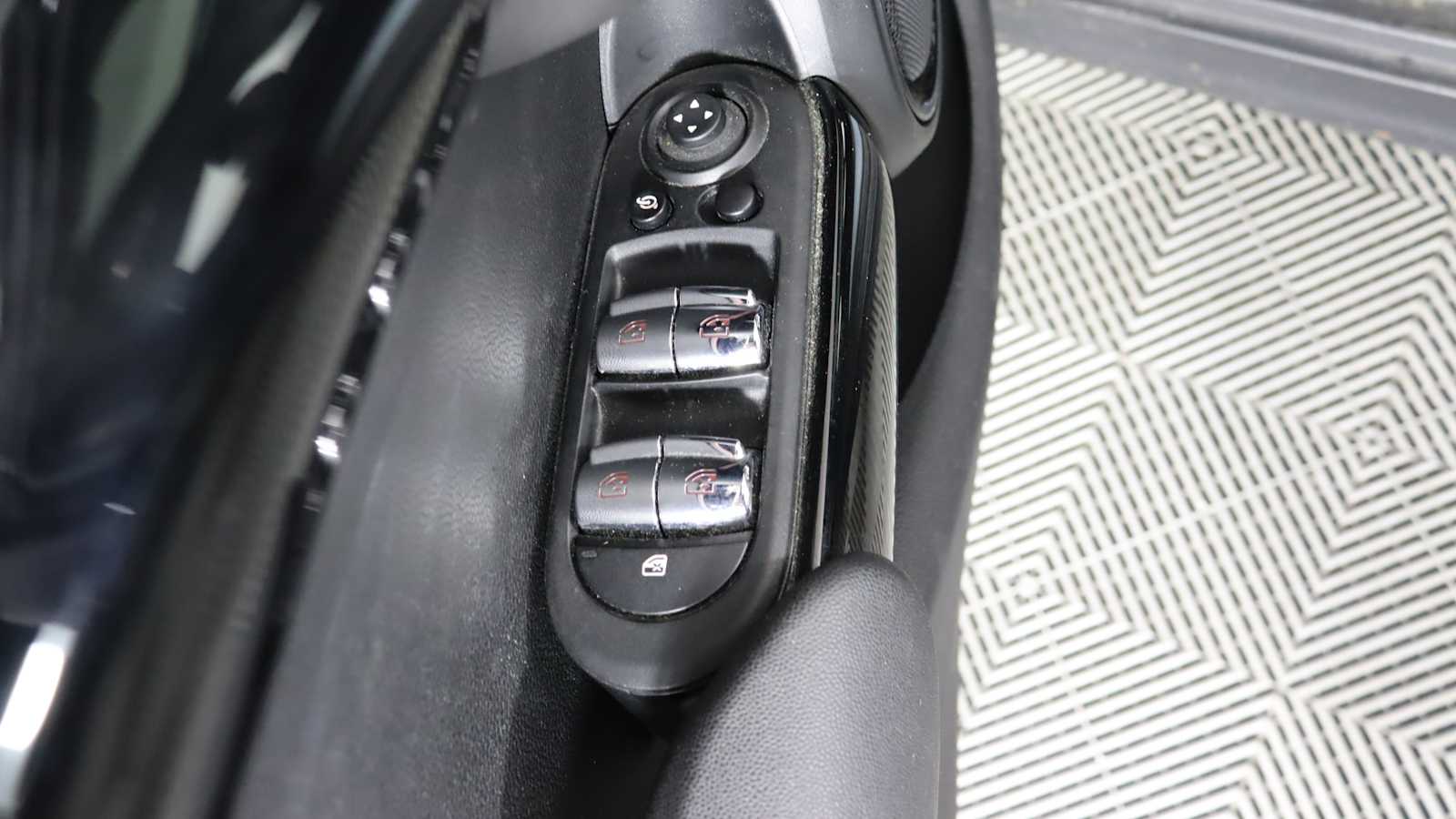 used 2023 MINI Hardtop 4 Door car, priced at $25,698