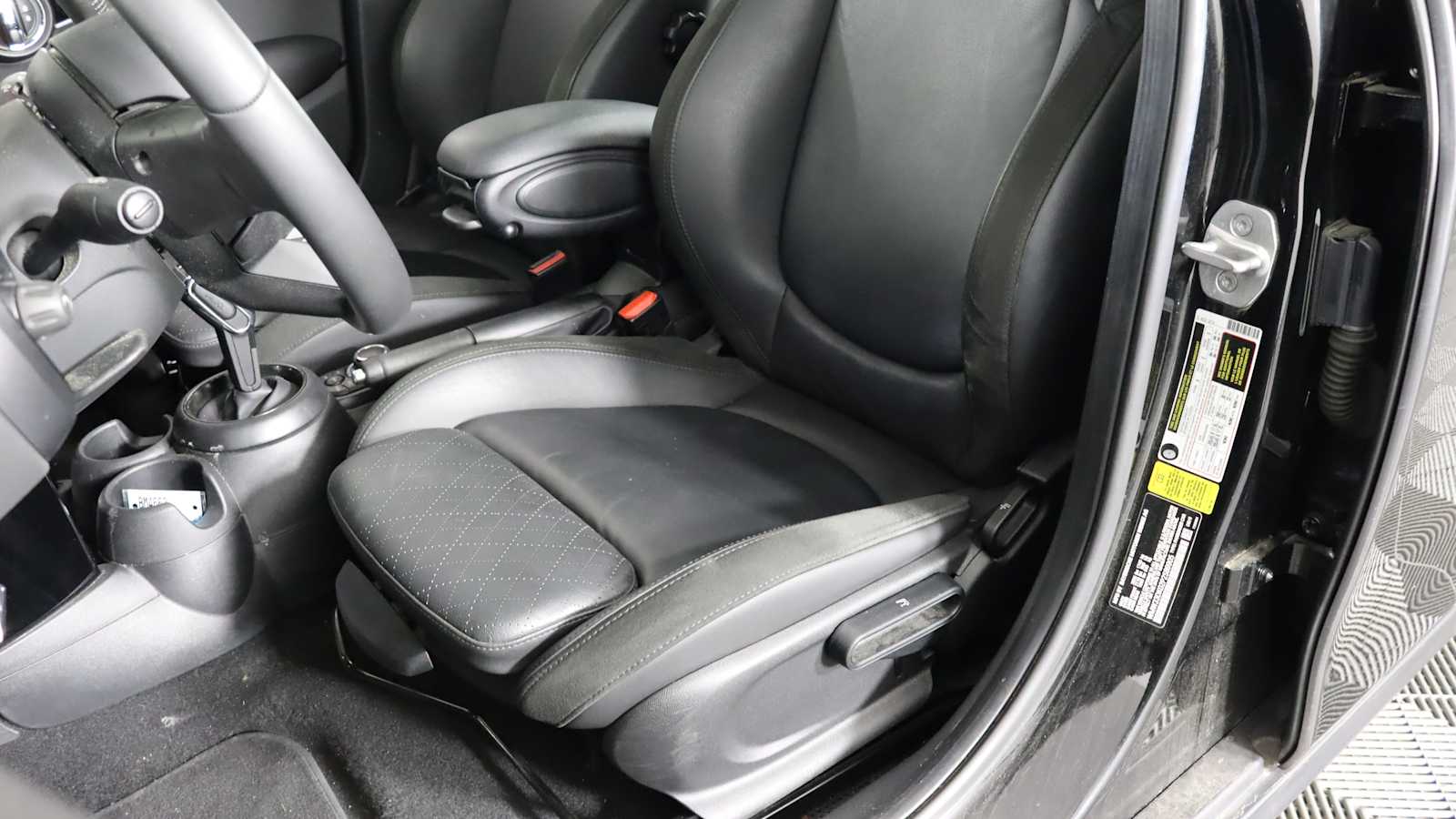 used 2023 MINI Hardtop 4 Door car, priced at $25,698