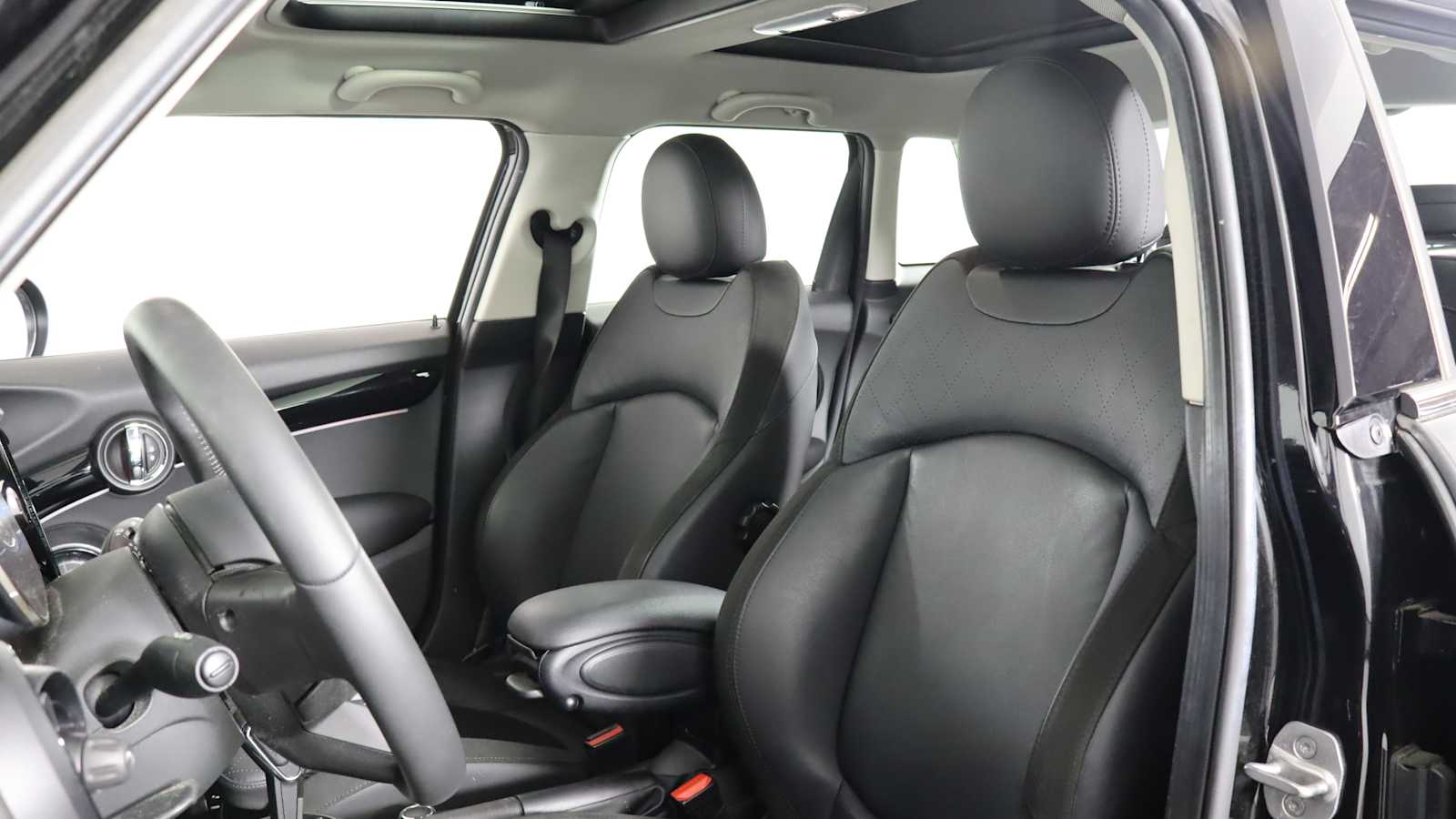 used 2023 MINI Hardtop 4 Door car, priced at $25,698