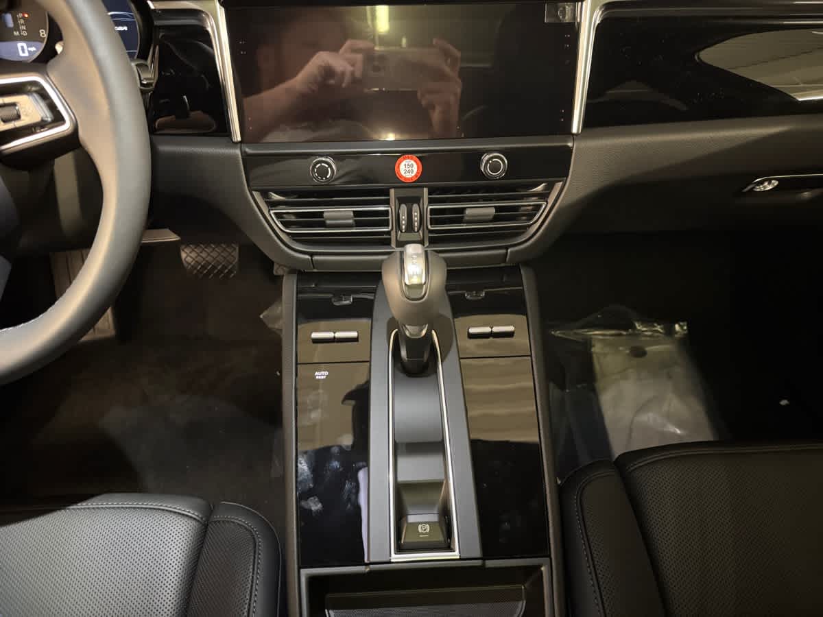 new 2025 Porsche Macan car