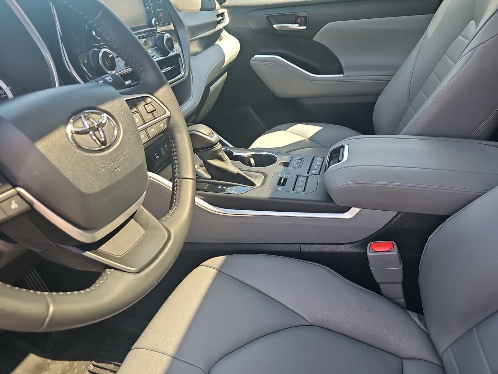 used 2022 Toyota Highlander car, priced at $39,998