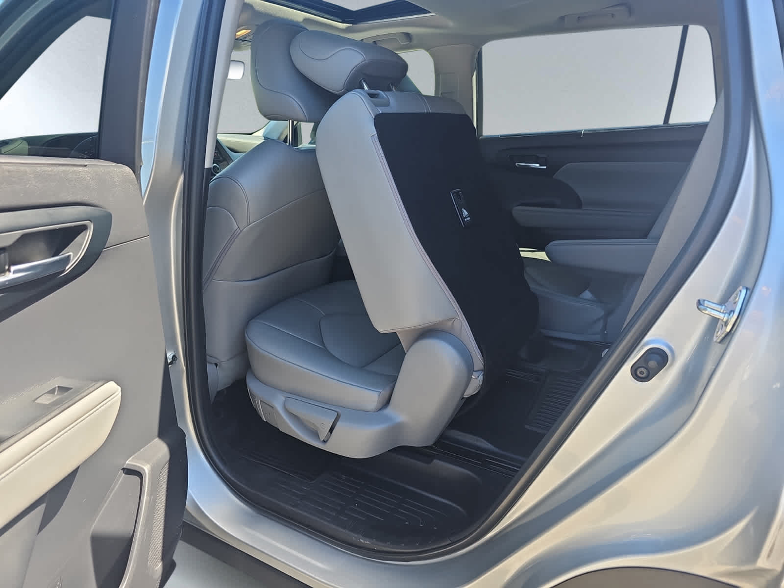 used 2022 Toyota Highlander car, priced at $39,998