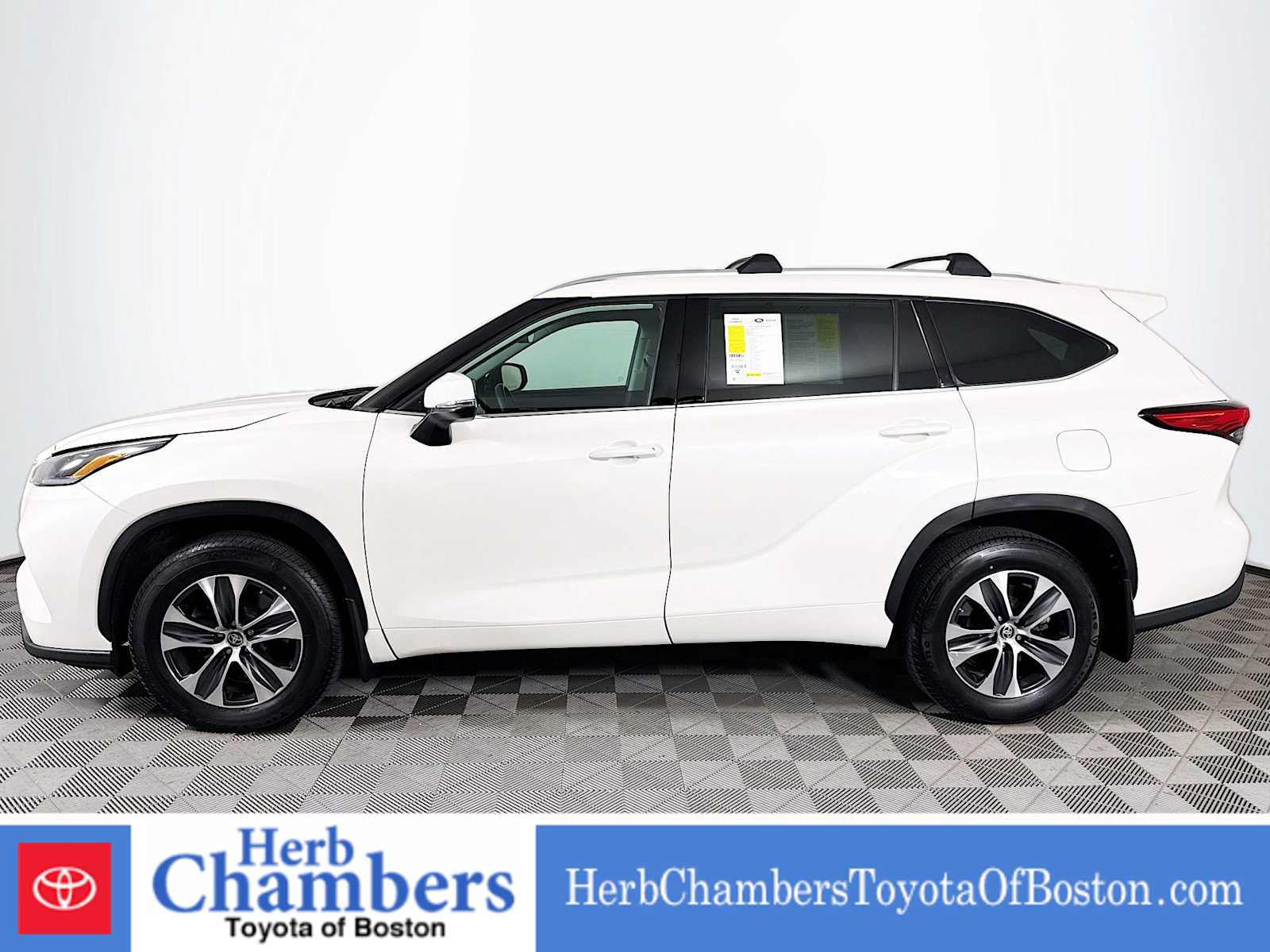 used 2021 Toyota Highlander car, priced at $32,897