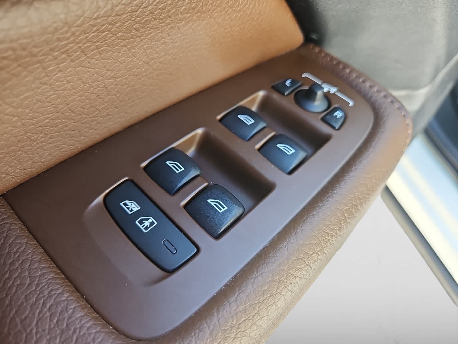 used 2018 Volvo XC60 car, priced at $23,297